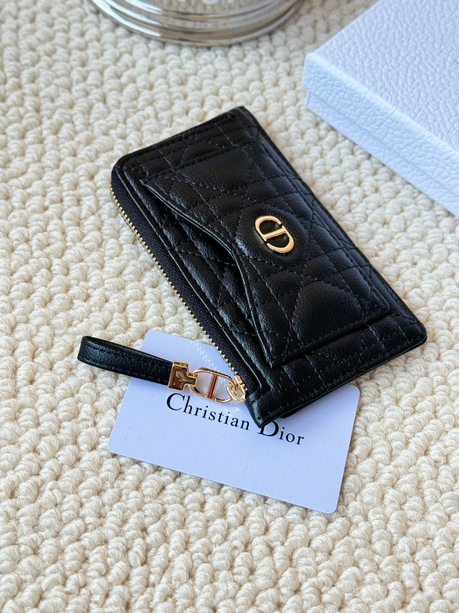 💰150Lady Dior card holder. Sand color wallet bought to fit into a waste bag. L-shaped opening, seven-zipper card holder. No.: S5131. There are too many front patch pockets to hold cards. The banknotes need to be folded at 40% off. It can hold 30% off but it has a zipper. The size is 13.5*8.5*1.5 cm. The Dior card holder meets my various needs. Compared with other styles, it is thin, compact and has a large capacity. There is no conspicuous big LOGO, it will not scratch when placed in the bag, and it is relatively low-key and classic. There is a special place for access control cards, so you don’t need to mix them with bank cards. When I used to swipe access control cards, I couldn’t swipe them because there were too many cards, so I had to take out the access control cards separately. There is a zipper, so you don't have to worry about putting important things out, and the zipper is half-open, so it's more convenient to put things in and take things out than having only one side.