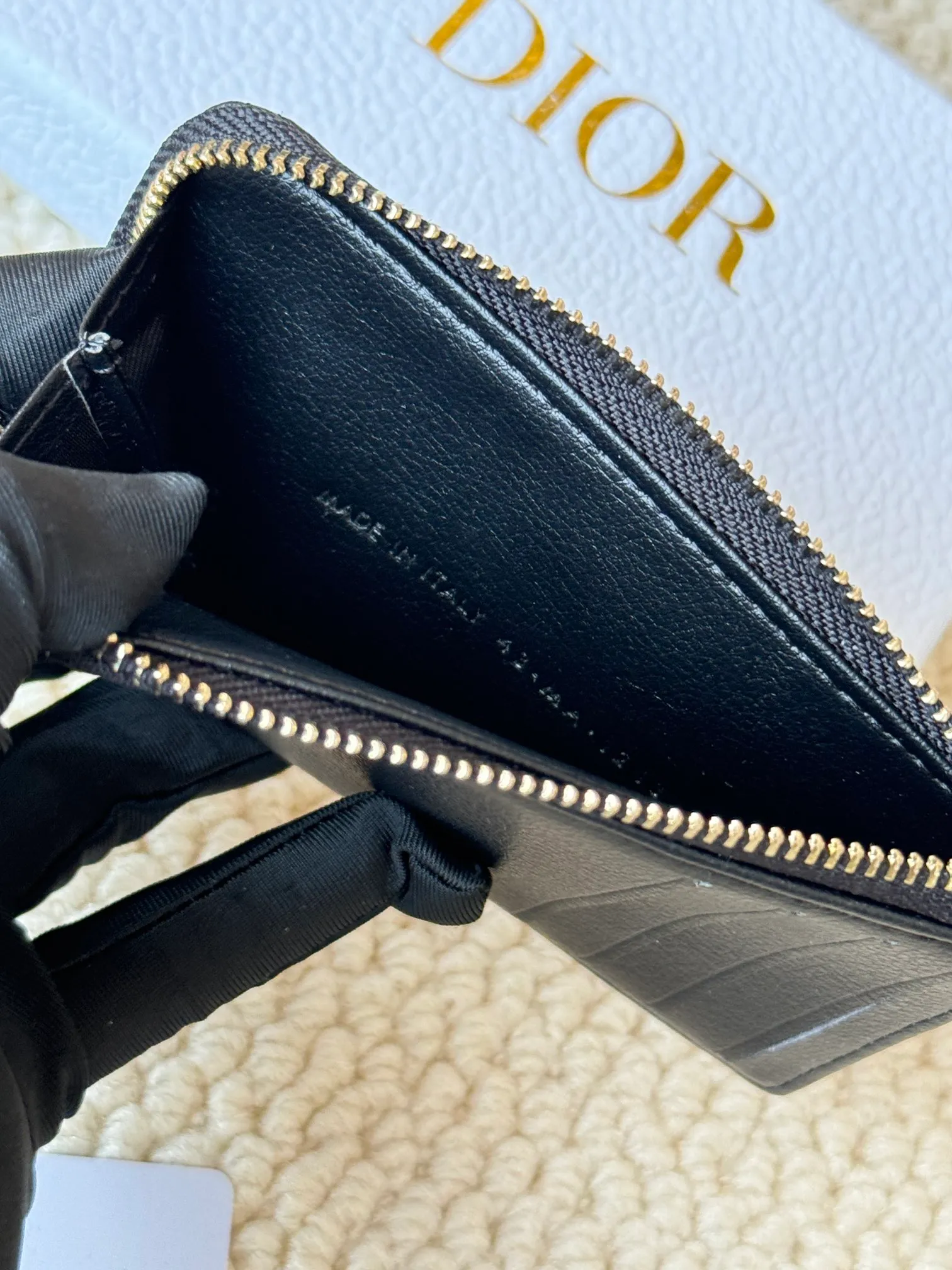 💰150Lady Dior card holder. Sand color wallet bought to fit into a waste bag. L-shaped opening, seven-zipper card holder. No.: S5131. There are too many front patch pockets to hold cards. The banknotes need to be folded at 40% off. It can hold 30% off but it has a zipper. The size is 13.5*8.5*1.5 cm. The Dior card holder meets my various needs. Compared with other styles, it is thin, compact and has a large capacity. There is no conspicuous big LOGO, it will not scratch when placed in the bag, and it is relatively low-key and classic. There is a special place for access control cards, so you don’t need to mix them with bank cards. When I used to swipe access control cards, I couldn’t swipe them because there were too many cards, so I had to take out the access control cards separately. There is a zipper, so you don't have to worry about putting important things out, and the zipper is half-open, so it's more convenient to put things in and take things out than having only one side.
