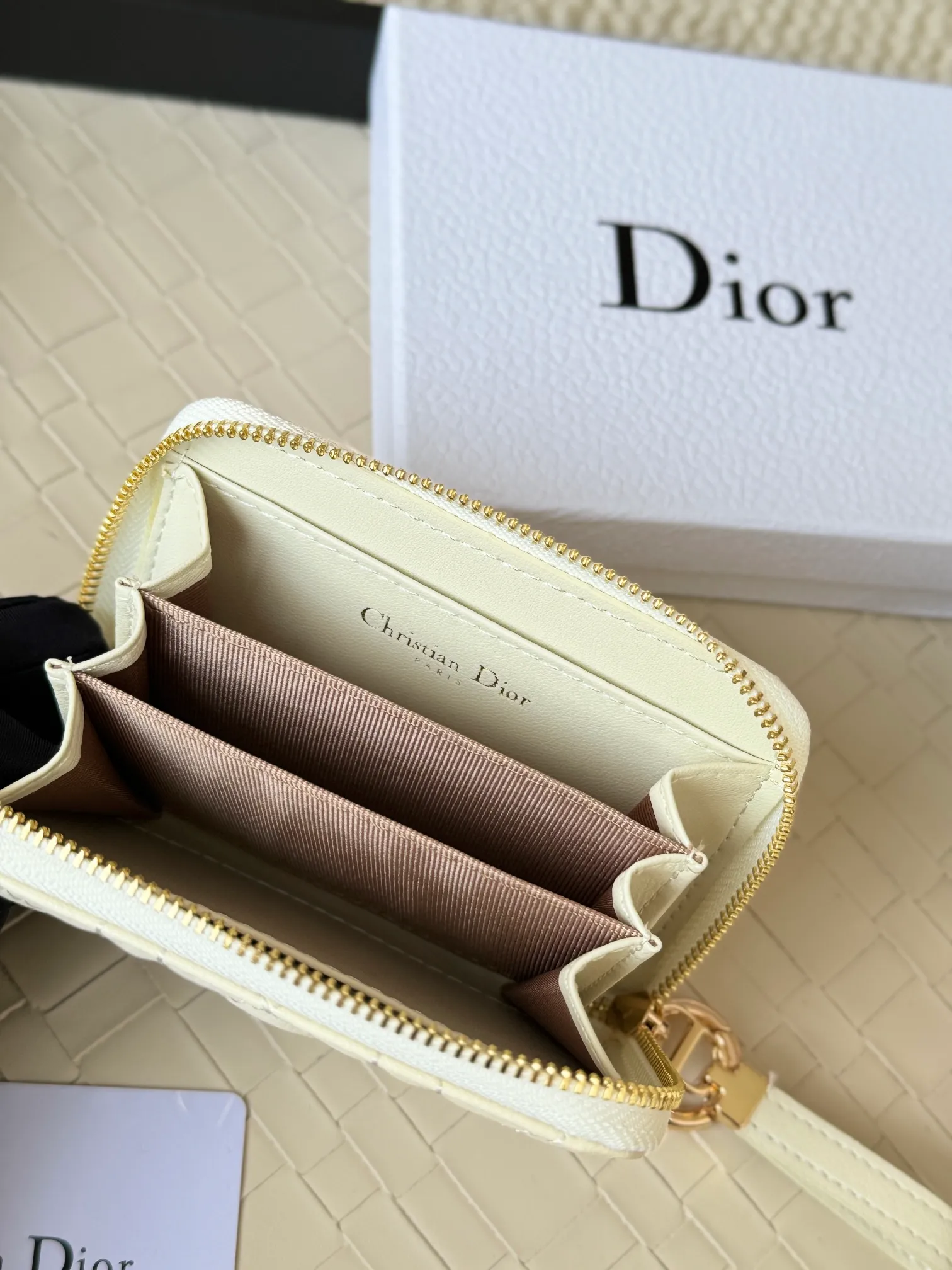 💰160 Dior New Caro Zippered Card Holder I love it. I originally wanted to buy a wallet, but I fell in love with this card holder. The size is just right and there are enough card slots. When Sydney is on lockdown and you can't go to the store, SA will send you photos and payment links. It's very convenient. I paid in the morning and received it in the afternoon. I think it looks better than the zipper card holder in C. The small metal ring next to the zipper is convenient for connecting the card holder to the bag and is not easy to lose. The calfskin material feels great. No.: S5034 Carol grain (size 9*11cm)