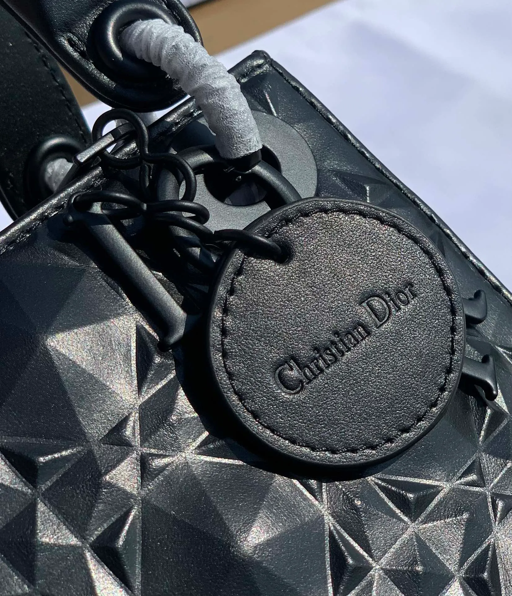 Top upgraded version 💰1800 Size 17-15-7cm Dior’s new model is so beautiful, the three-lattice mini diamond pattern Princess Diana bag is still the original exclusive channel. The first surprise is that I am used to seeing the gentle and charming old model Diana, but I didn’t expect that it can also have a cool side! The rhombus is cut like a diamond, and although it is matte, it still has a kind of look. The illusion of bulingbuling belongs to the salty or sweet series, and the upper body is really beautiful. Isn’t it luxurious and low-key?