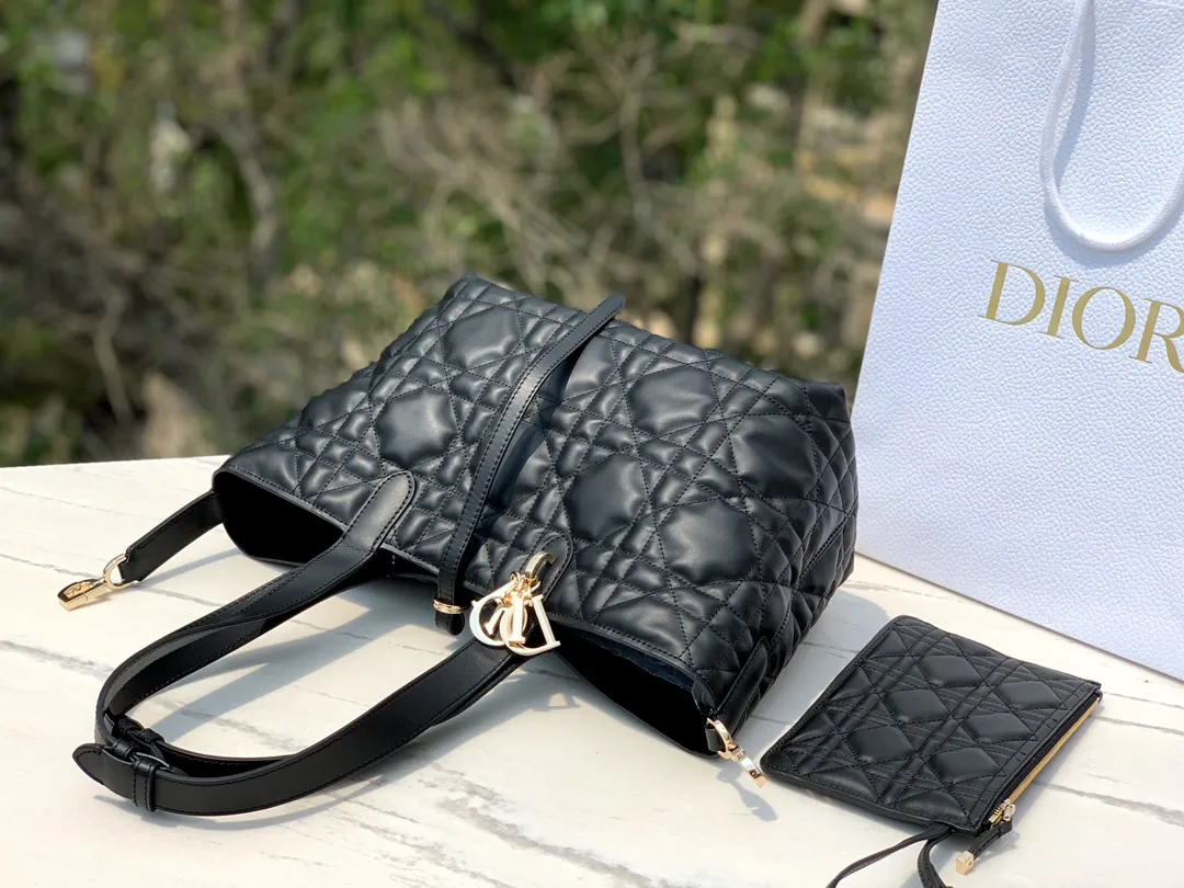 ❗️❗️❗️Free shipping with SF Express for year-end events❗️❗️❗️ 💰2000 Size: 28.5×21.5×19cm Hong Kong channel order! The medium-sized black DIOR Toujours shopping bag has already been carried by those with high fashion acumen. It is cooler than expected, and it has a sassy and lazy feeling. The familiar oversized cannage pattern and the customary CD buckle unbuckle in recent years have transformed from a square bag into a large tote bag, which is really amazing👍👍👍 It is very easy to carry at first glance. It is suitable for daily commuting to the gym. It also has a built-in small leather bag, which is detachable and can be used alone! The key point is that the length can be adjusted on the wrist, and it can be carried under the armpit. This detail is so attractive. It will no longer get stuck under the armpit and make you feel uncomfortable. This one will take you to kill all directions. It is not subject to any style restrictions. This season's blockbuster hit, what are you waiting for?