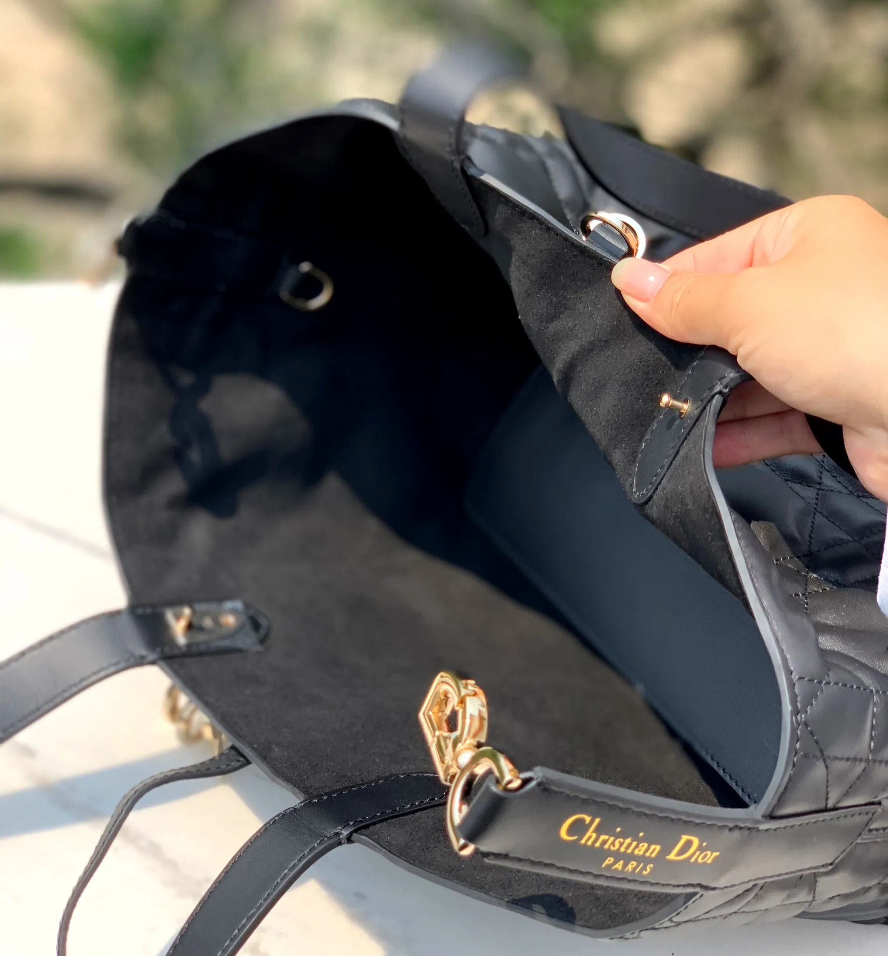 ❗️❗️❗️Free shipping with SF Express for year-end events❗️❗️❗️ 💰2000 Size: 28.5×21.5×19cm Hong Kong channel order! The medium-sized black DIOR Toujours shopping bag has already been carried by those with high fashion acumen. It is cooler than expected, and it has a sassy and lazy feeling. The familiar oversized cannage pattern and the customary CD buckle unbuckle in recent years have transformed from a square bag into a large tote bag, which is really amazing👍👍👍 It is very easy to carry at first glance. It is suitable for daily commuting to the gym. It also has a built-in small leather bag, which is detachable and can be used alone! The key point is that the length can be adjusted on the wrist, and it can be carried under the armpit. This detail is so attractive. It will no longer get stuck under the armpit and make you feel uncomfortable. This one will take you to kill all directions. It is not subject to any style restrictions. This season's blockbuster hit, what are you waiting for?