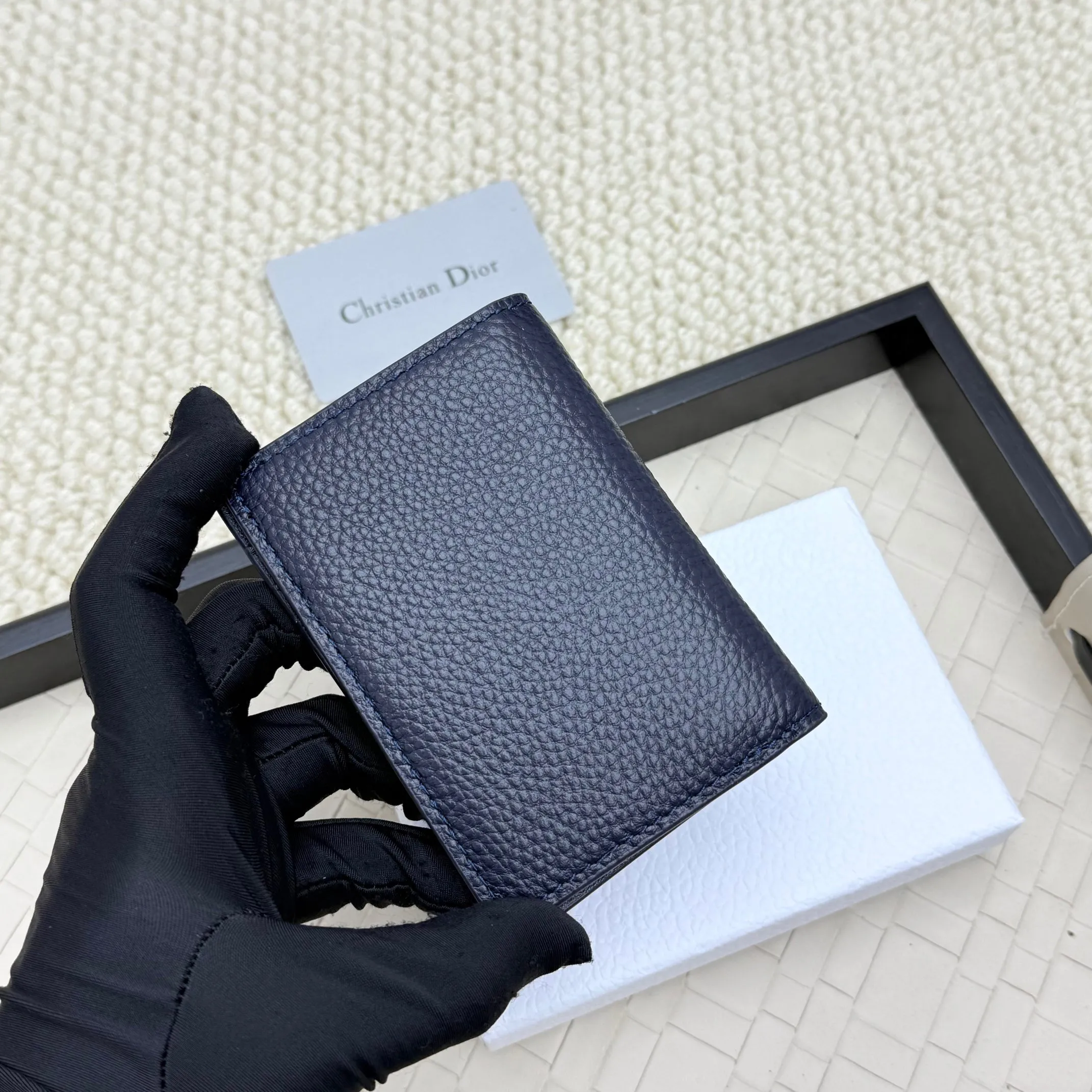 💰120💋Dior’s new bi-fold card holder is an elegant accessory that showcases Dior’s exquisite craftsmanship. Crafted from black inlaid grained calfskin, this card holder is detailed with beige and black Oblique print fabric details that accentuate the classic saddle silhouette. There are three card slots on each side and two compartments for storing bills and cash. Elegantly styled with a metal-clad brass Dior signature on the front, it fits easily into any pocket. Style number: H138 Size: 8.2*11.2cm