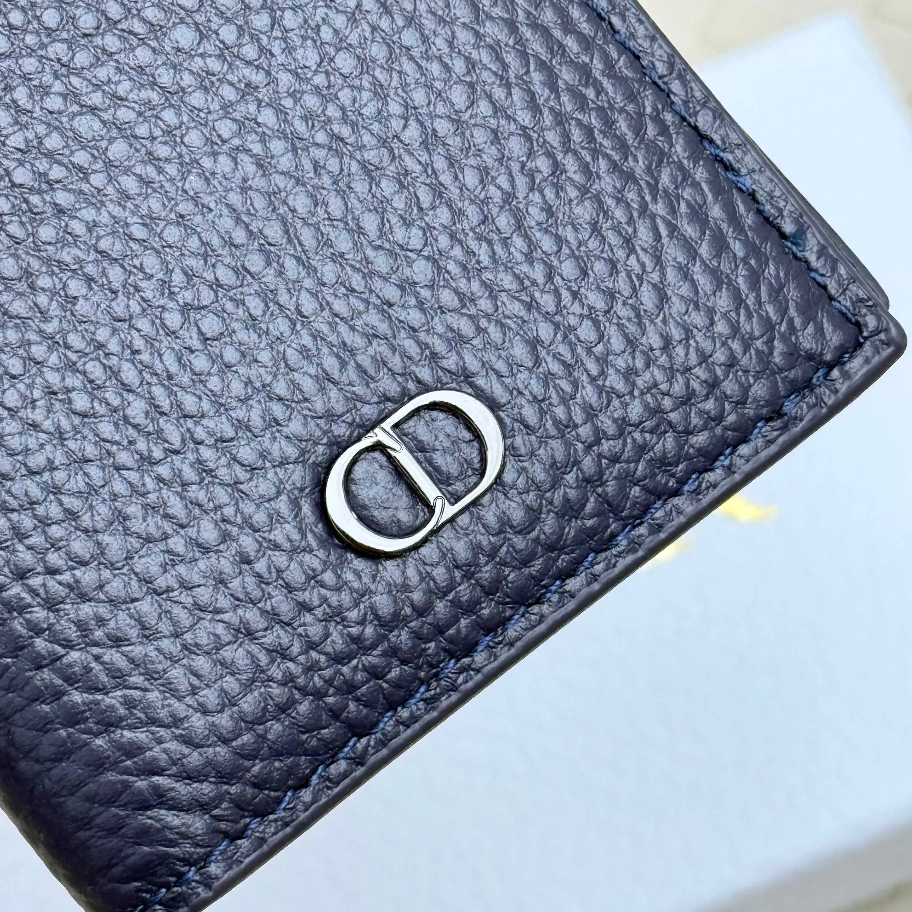 💰120💋Dior’s new bi-fold card holder is an elegant accessory that showcases Dior’s exquisite craftsmanship. Crafted from black inlaid grained calfskin, this card holder is detailed with beige and black Oblique print fabric details that accentuate the classic saddle silhouette. There are three card slots on each side and two compartments for storing bills and cash. Elegantly styled with a metal-clad brass Dior signature on the front, it fits easily into any pocket. Style number: H138 Size: 8.2*11.2cm