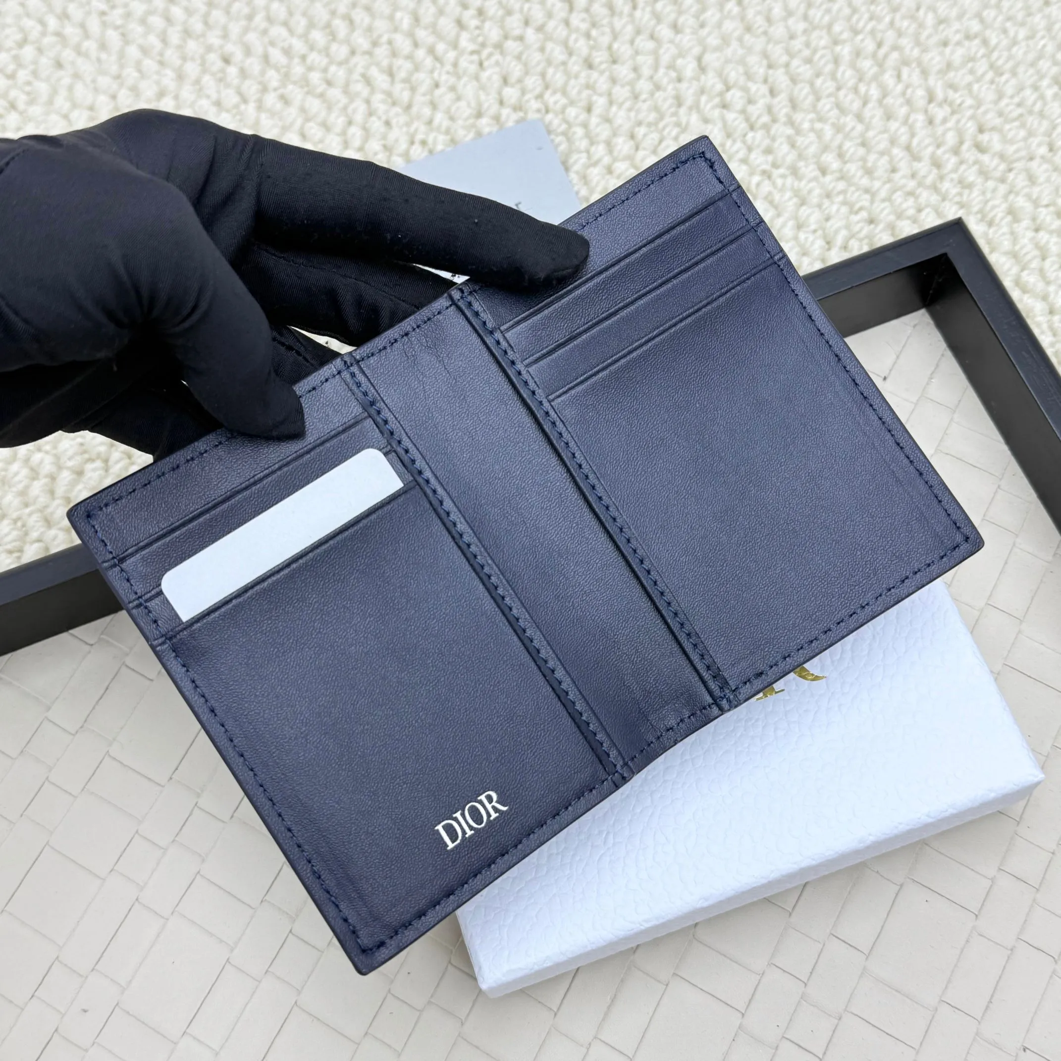 💰120💋Dior’s new bi-fold card holder is an elegant accessory that showcases Dior’s exquisite craftsmanship. Crafted from black inlaid grained calfskin, this card holder is detailed with beige and black Oblique print fabric details that accentuate the classic saddle silhouette. There are three card slots on each side and two compartments for storing bills and cash. Elegantly styled with a metal-clad brass Dior signature on the front, it fits easily into any pocket. Style number: H138 Size: 8.2*11.2cm