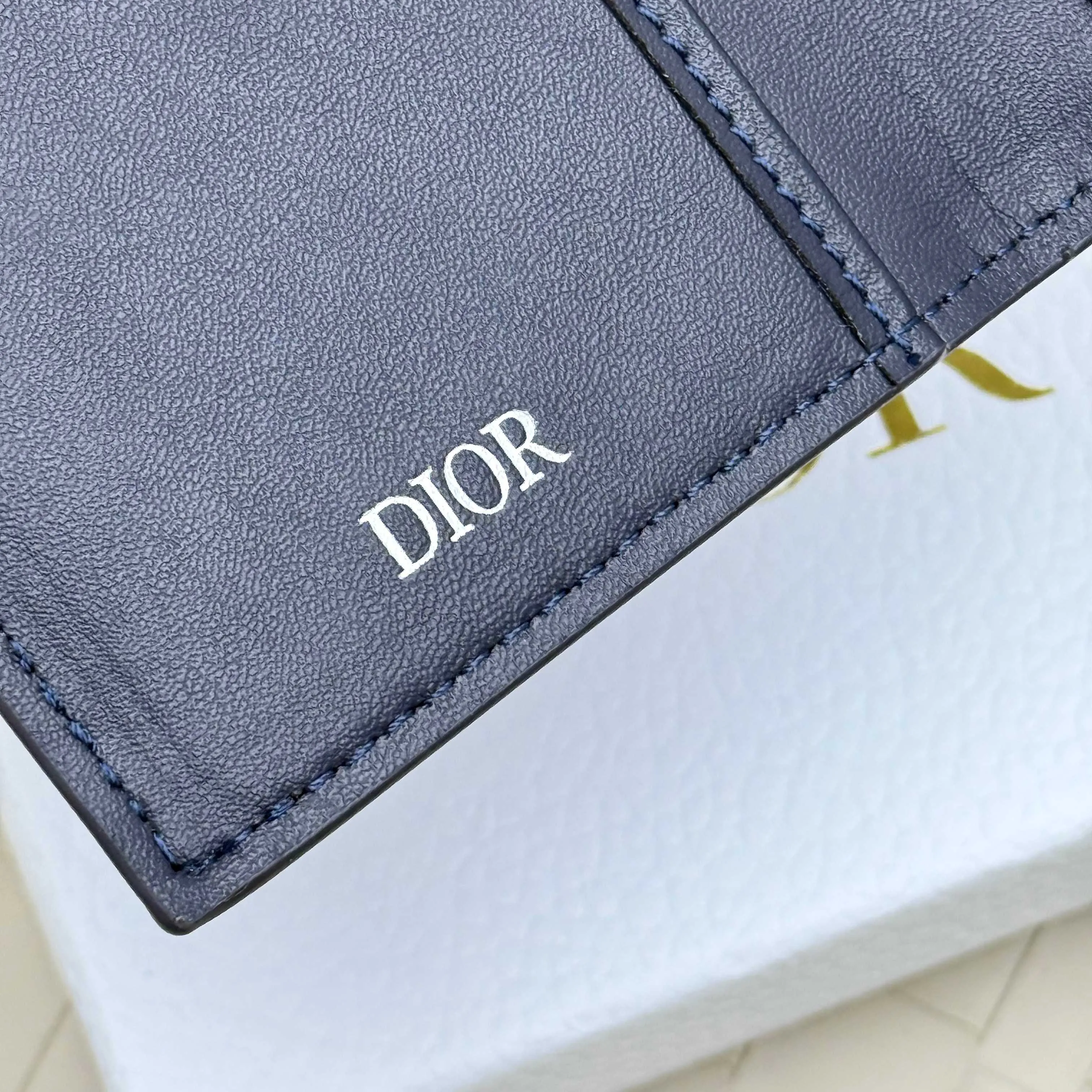 💰120💋Dior’s new bi-fold card holder is an elegant accessory that showcases Dior’s exquisite craftsmanship. Crafted from black inlaid grained calfskin, this card holder is detailed with beige and black Oblique print fabric details that accentuate the classic saddle silhouette. There are three card slots on each side and two compartments for storing bills and cash. Elegantly styled with a metal-clad brass Dior signature on the front, it fits easily into any pocket. Style number: H138 Size: 8.2*11.2cm