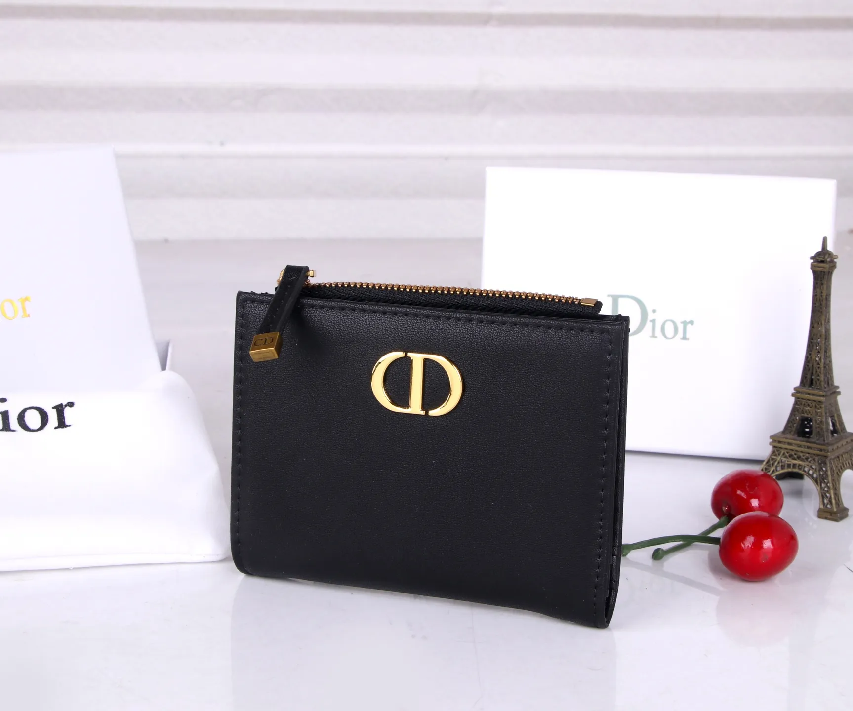 💰P170 Style No.: 3017-1 Brand: Dior Color: Black Size: 11.5*9*2 Description: The latest styles from Dior counters are now available! Made of imported PVC with calfskin, the workmanship is exquisite, comparable to that of counters! Multifunctional small wallet, super practical! D28