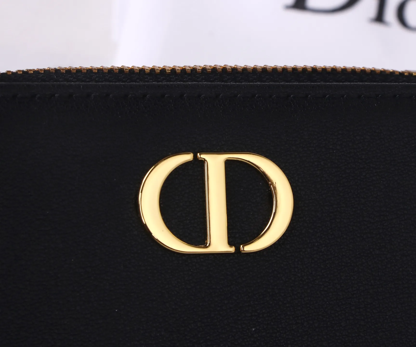 💰P170 Style No.: 3017-1 Brand: Dior Color: Black Size: 11.5*9*2 Description: The latest styles from Dior counters are now available! Made of imported PVC with calfskin, the workmanship is exquisite, comparable to that of counters! Multifunctional small wallet, super practical! D28