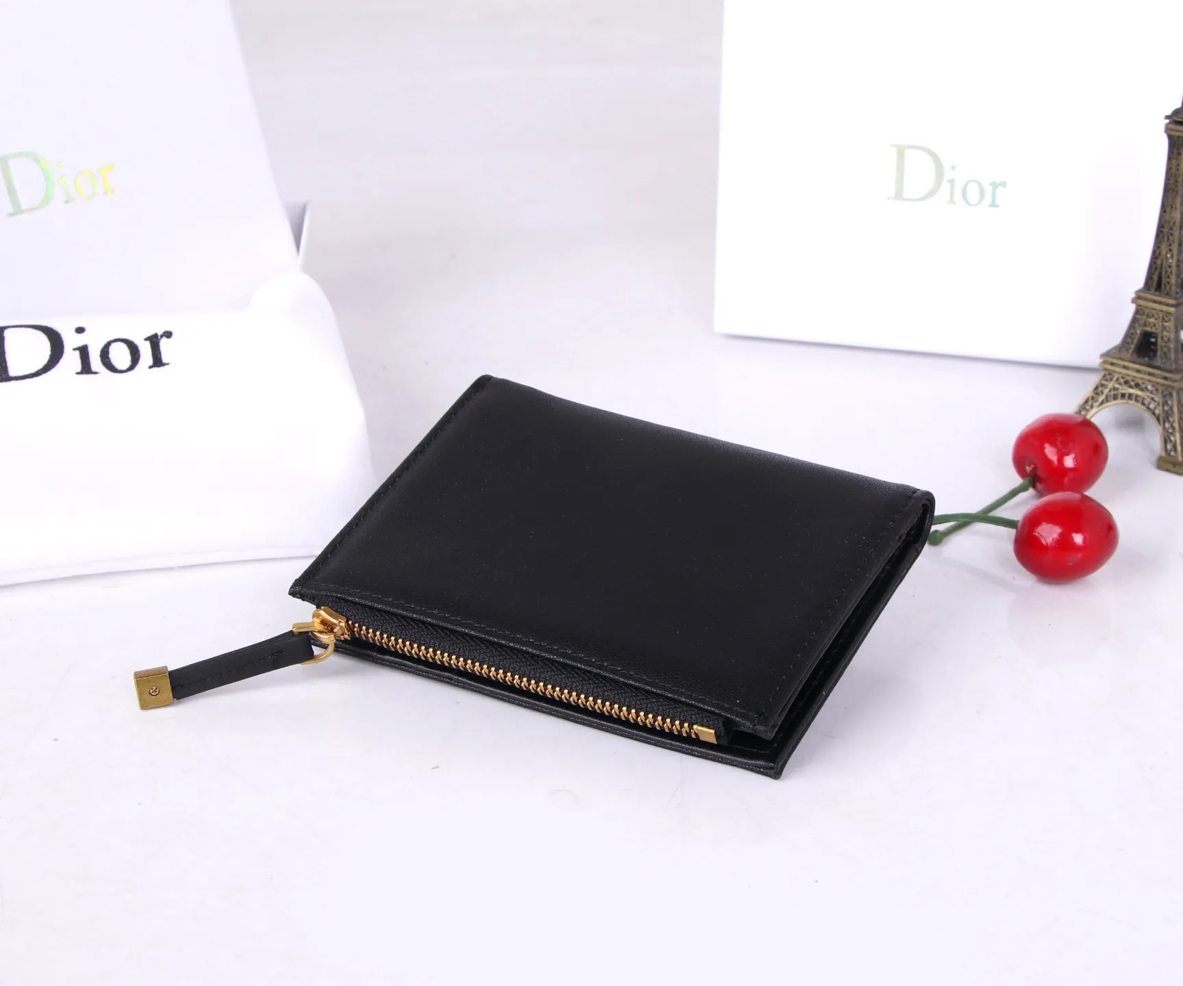 💰P170 Style No.: 3017-1 Brand: Dior Color: Black Size: 11.5*9*2 Description: The latest styles from Dior counters are now available! Made of imported PVC with calfskin, the workmanship is exquisite, comparable to that of counters! Multifunctional small wallet, super practical! D28