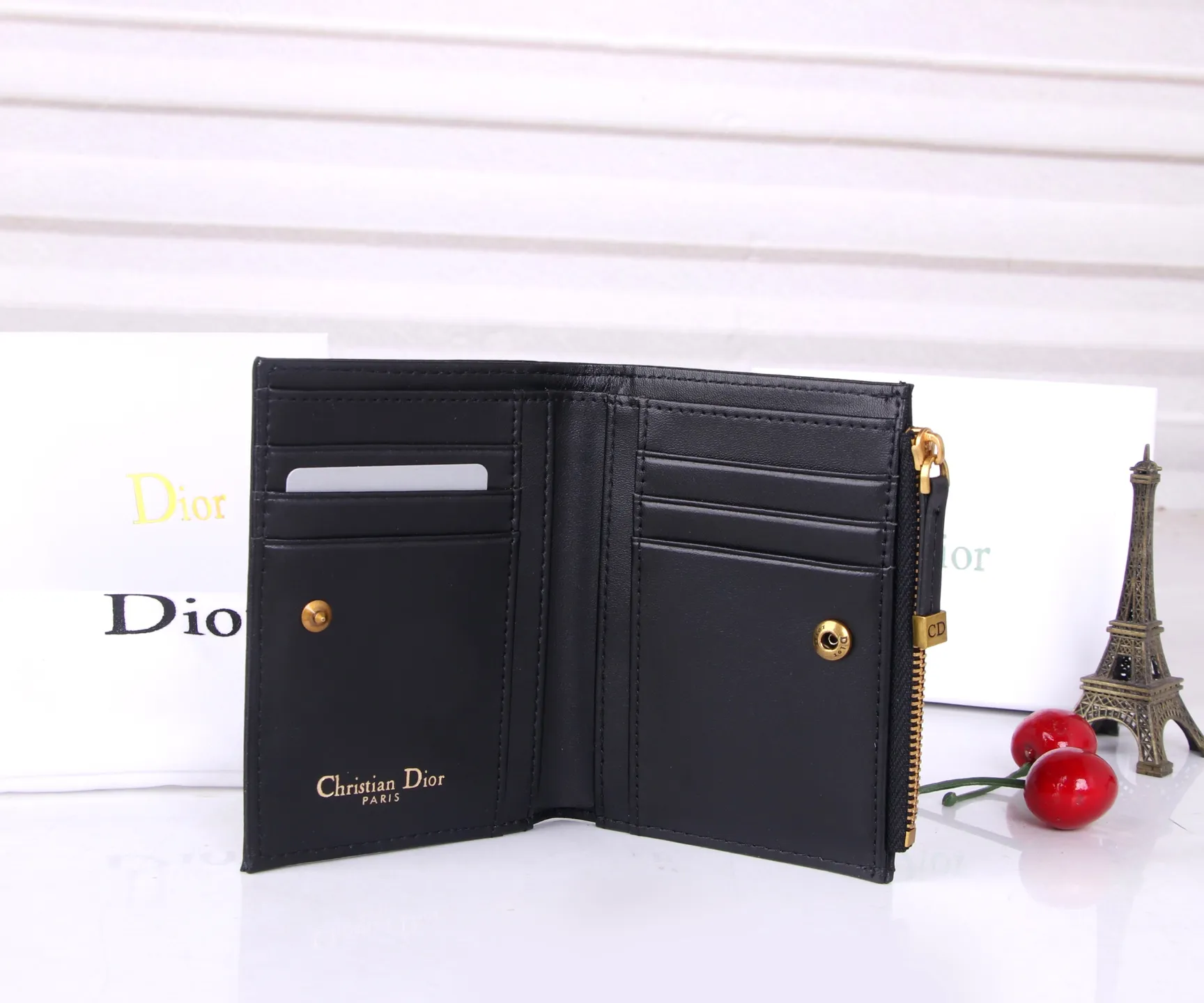 💰P170 Style No.: 3017-1 Brand: Dior Color: Black Size: 11.5*9*2 Description: The latest styles from Dior counters are now available! Made of imported PVC with calfskin, the workmanship is exquisite, comparable to that of counters! Multifunctional small wallet, super practical! D28
