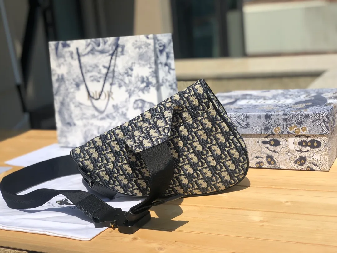 ❗️❗️❗️Free shipping with SF Express for year-end events❗️❗️❗️💰1500 Size: 26×19×4.5cm Dior overseas channel resources specialize in men’s saddle waist bag❗️This Dior saddle bag is decorated with the iconic beige and black Oblique print, highlighting its unique temperament. Continuing the iconic style design, it is equipped with a magnetic flap and hidden zipper closure, which can safely store various daily necessities. Comes with adjustable "Christian Dior" shoulder strap for shoulder or cross-body wear. Adjustable nylon "Christian Dior" signature "CD" aluminum buckle