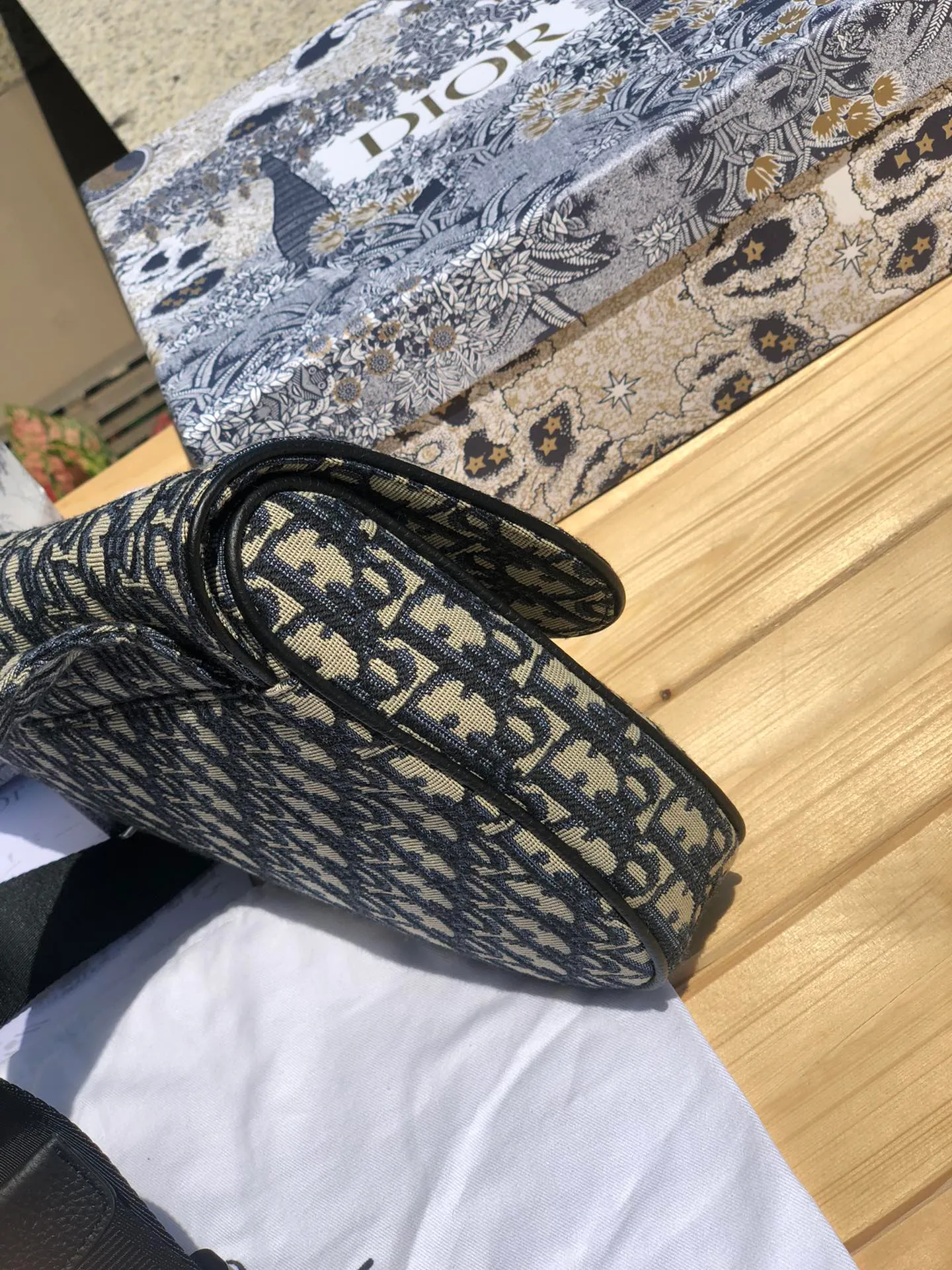 ❗️❗️❗️Free shipping with SF Express for year-end events❗️❗️❗️💰1500 Size: 26×19×4.5cm Dior overseas channel resources specialize in men’s saddle waist bag❗️This Dior saddle bag is decorated with the iconic beige and black Oblique print, highlighting its unique temperament. Continuing the iconic style design, it is equipped with a magnetic flap and hidden zipper closure, which can safely store various daily necessities. Comes with adjustable "Christian Dior" shoulder strap for shoulder or cross-body wear. Adjustable nylon "Christian Dior" signature "CD" aluminum buckle