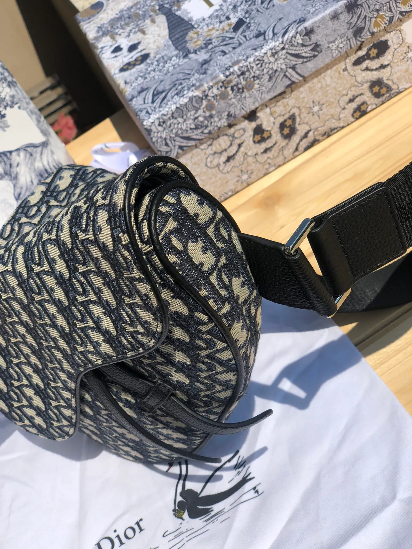 ❗️❗️❗️Free shipping with SF Express for year-end events❗️❗️❗️💰1500 Size: 26×19×4.5cm Dior overseas channel resources specialize in men’s saddle waist bag❗️This Dior saddle bag is decorated with the iconic beige and black Oblique print, highlighting its unique temperament. Continuing the iconic style design, it is equipped with a magnetic flap and hidden zipper closure, which can safely store various daily necessities. Comes with adjustable "Christian Dior" shoulder strap for shoulder or cross-body wear. Adjustable nylon "Christian Dior" signature "CD" aluminum buckle