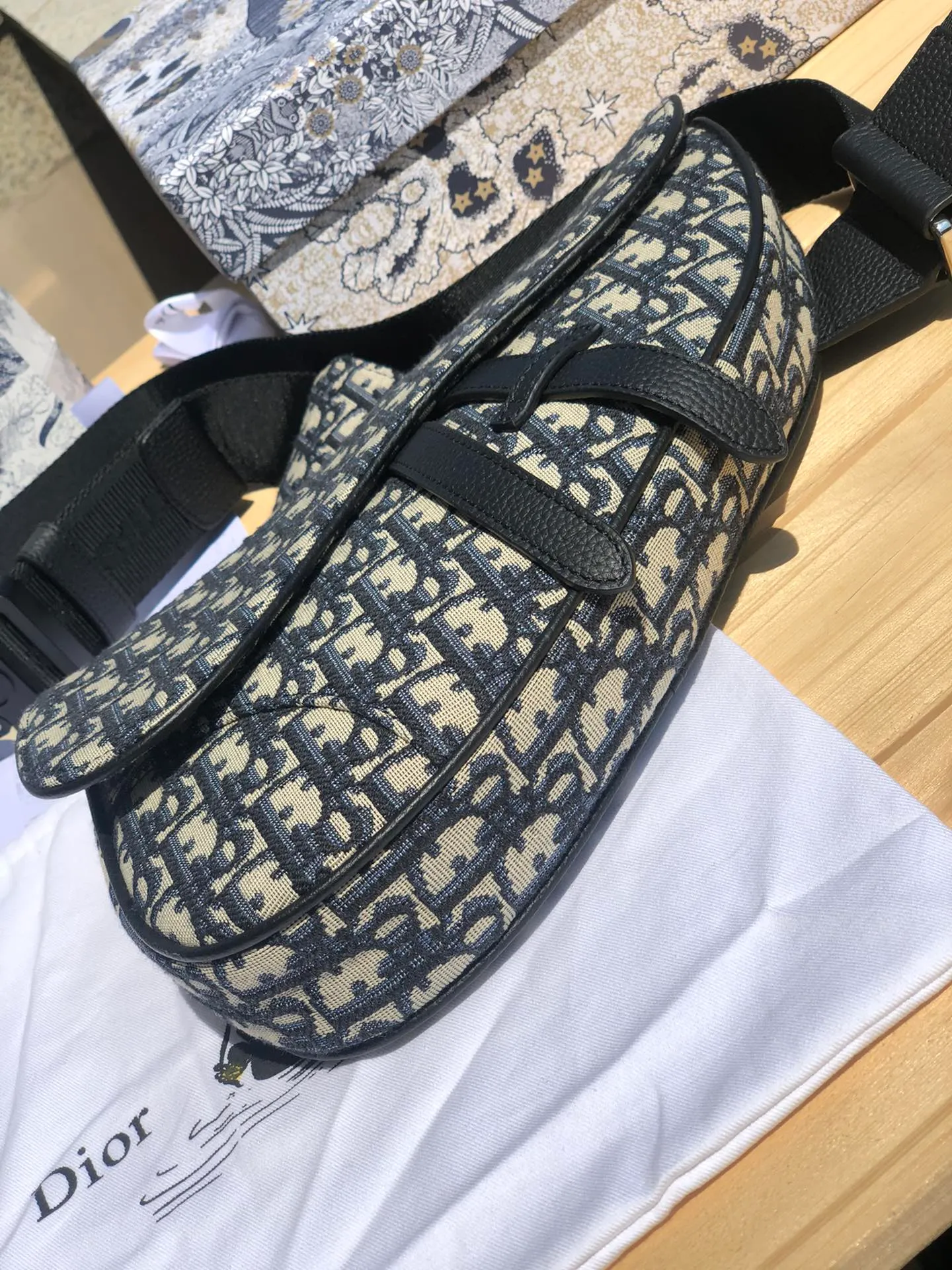 ❗️❗️❗️Free shipping with SF Express for year-end events❗️❗️❗️💰1500 Size: 26×19×4.5cm Dior overseas channel resources specialize in men’s saddle waist bag❗️This Dior saddle bag is decorated with the iconic beige and black Oblique print, highlighting its unique temperament. Continuing the iconic style design, it is equipped with a magnetic flap and hidden zipper closure, which can safely store various daily necessities. Comes with adjustable "Christian Dior" shoulder strap for shoulder or cross-body wear. Adjustable nylon "Christian Dior" signature "CD" aluminum buckle