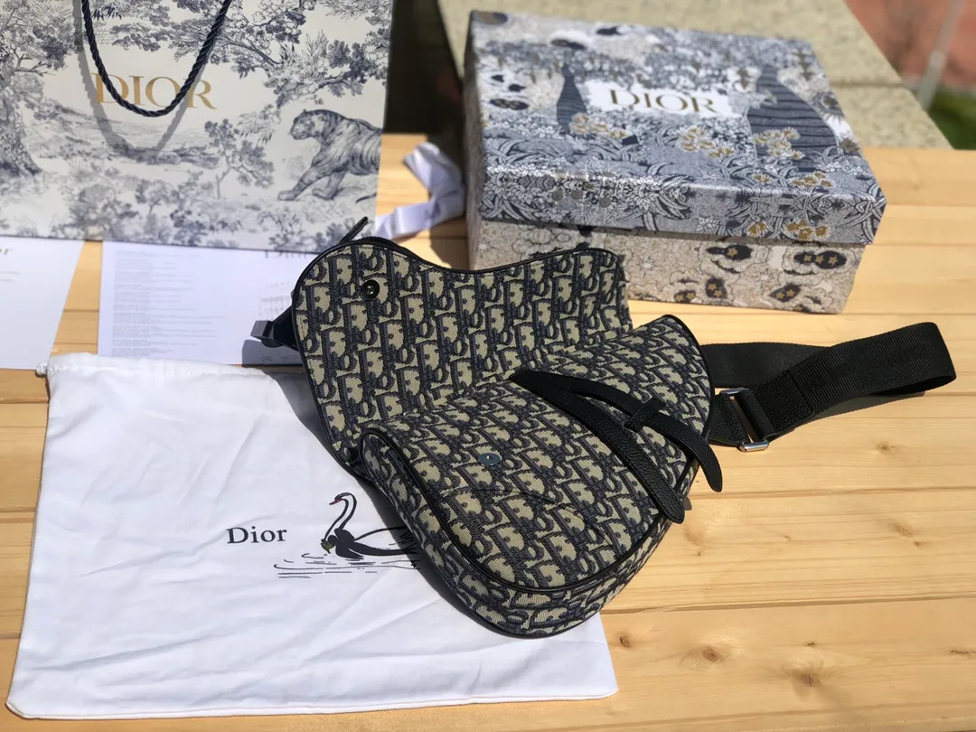 ❗️❗️❗️Free shipping with SF Express for year-end events❗️❗️❗️💰1500 Size: 26×19×4.5cm Dior overseas channel resources specialize in men’s saddle waist bag❗️This Dior saddle bag is decorated with the iconic beige and black Oblique print, highlighting its unique temperament. Continuing the iconic style design, it is equipped with a magnetic flap and hidden zipper closure, which can safely store various daily necessities. Comes with adjustable "Christian Dior" shoulder strap for shoulder or cross-body wear. Adjustable nylon "Christian Dior" signature "CD" aluminum buckle