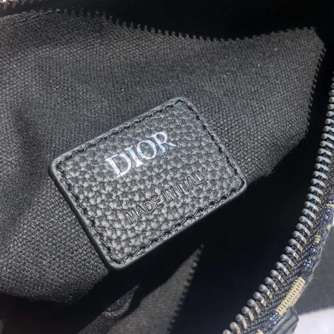 ❗️❗️❗️Free shipping with SF Express for year-end events❗️❗️❗️💰1500 Size: 26×19×4.5cm Dior overseas channel resources specialize in men’s saddle waist bag❗️This Dior saddle bag is decorated with the iconic beige and black Oblique print, highlighting its unique temperament. Continuing the iconic style design, it is equipped with a magnetic flap and hidden zipper closure, which can safely store various daily necessities. Comes with adjustable "Christian Dior" shoulder strap for shoulder or cross-body wear. Adjustable nylon "Christian Dior" signature "CD" aluminum buckle