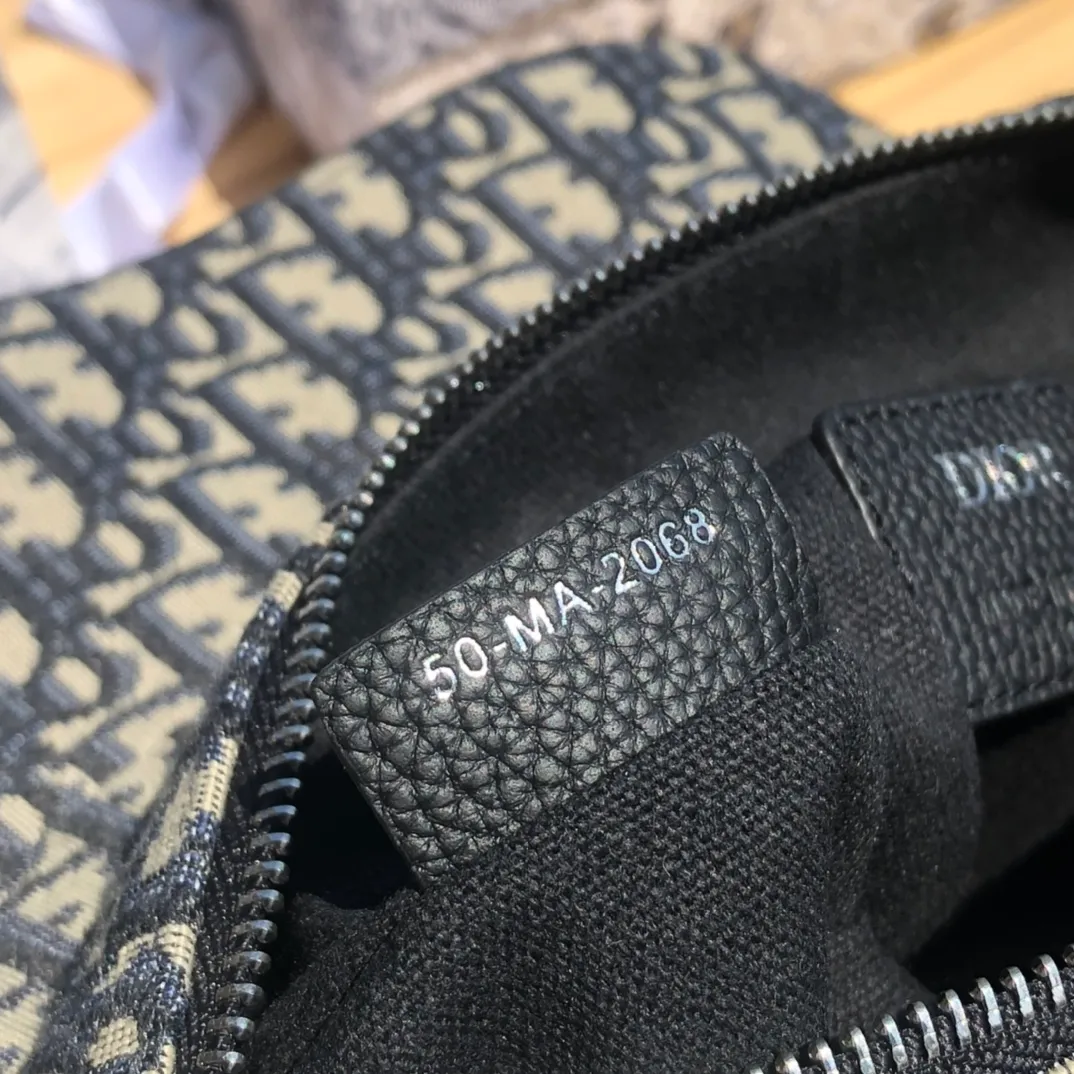 ❗️❗️❗️Free shipping with SF Express for year-end events❗️❗️❗️💰1500 Size: 26×19×4.5cm Dior overseas channel resources specialize in men’s saddle waist bag❗️This Dior saddle bag is decorated with the iconic beige and black Oblique print, highlighting its unique temperament. Continuing the iconic style design, it is equipped with a magnetic flap and hidden zipper closure, which can safely store various daily necessities. Comes with adjustable "Christian Dior" shoulder strap for shoulder or cross-body wear. Adjustable nylon "Christian Dior" signature "CD" aluminum buckle