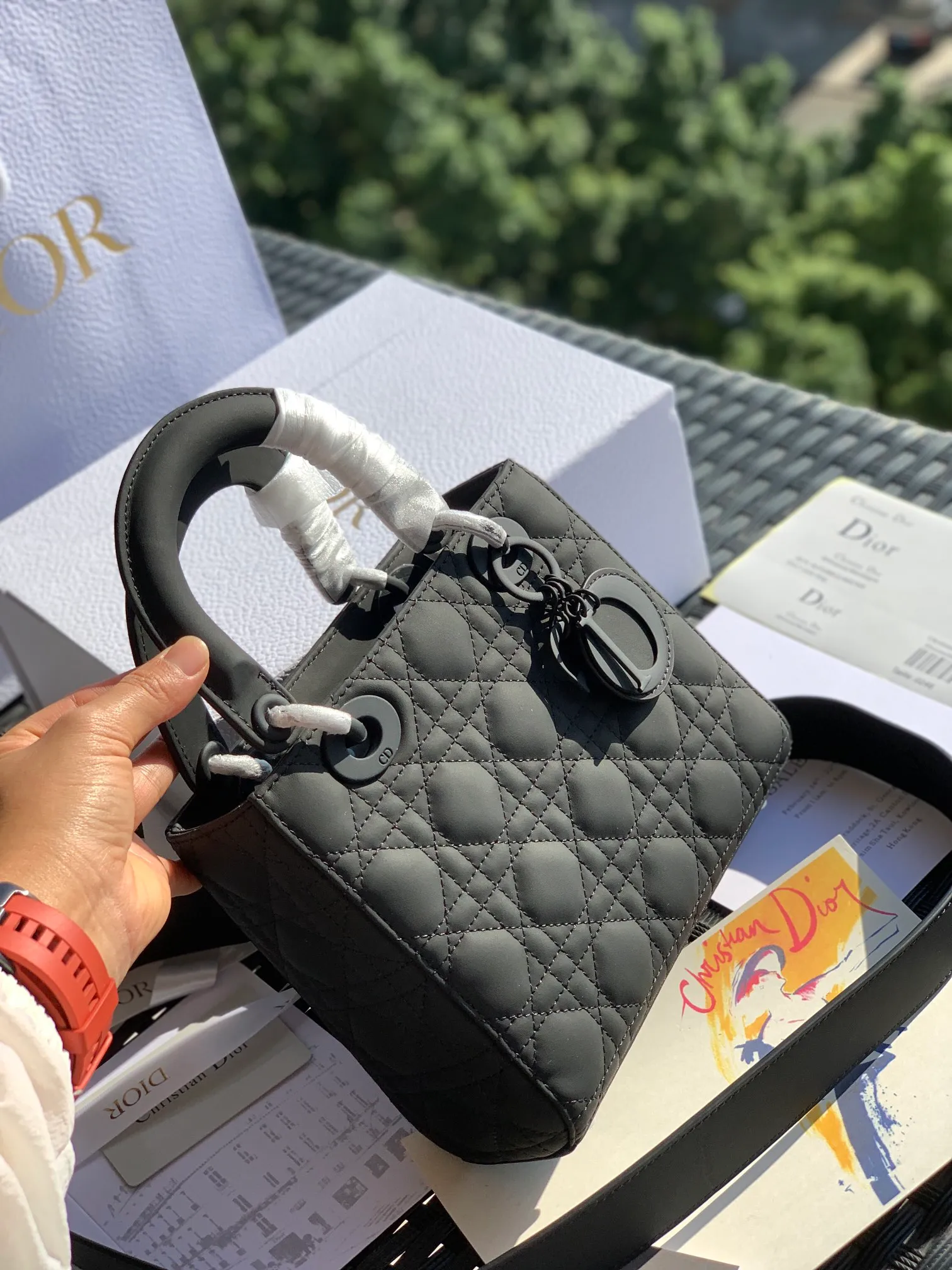 Top upgraded version 💰2000 Size 20x16.5x8CM If you want a larger capacity, you can choose the new Princess Diana bag 4 compartments frosted leather! ! Whether indoors or outdoors, the lighting is full of luxury! Compared with the old version of embroidery or patent leather, it is no more difficult to match! Hand-held directly from the elegant lady herself! Products from overseas original factory channels, European imported calfskin matte texture, original hardware paint process, classic seaming rhombus process, all details are consistent with the counter standard! Quality is trustworthy!