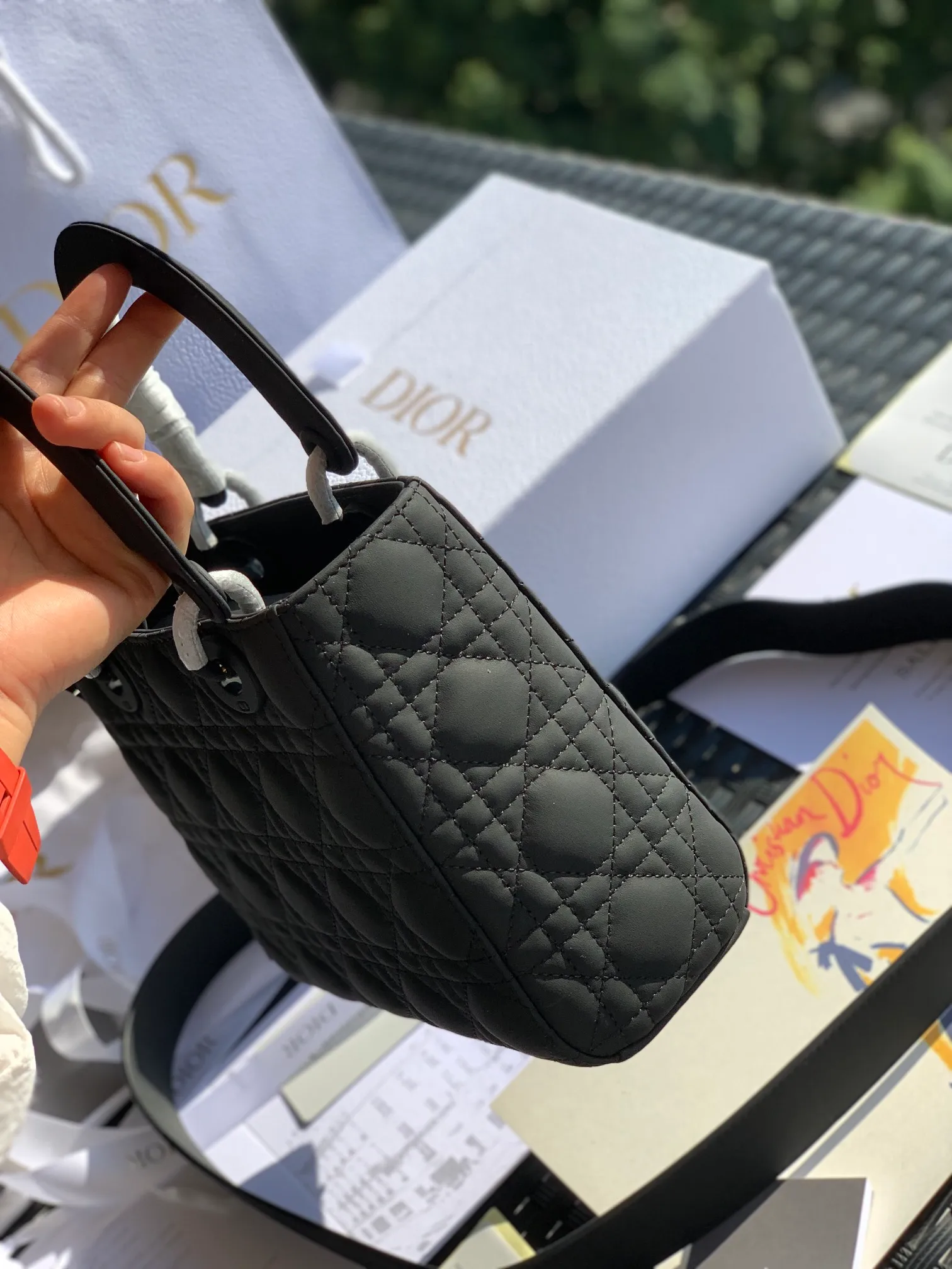 Top upgraded version 💰2000 Size 20x16.5x8CM If you want a larger capacity, you can choose the new Princess Diana bag 4 compartments frosted leather! ! Whether indoors or outdoors, the lighting is full of luxury! Compared with the old version of embroidery or patent leather, it is no more difficult to match! Hand-held directly from the elegant lady herself! Products from overseas original factory channels, European imported calfskin matte texture, original hardware paint process, classic seaming rhombus process, all details are consistent with the counter standard! Quality is trustworthy!
