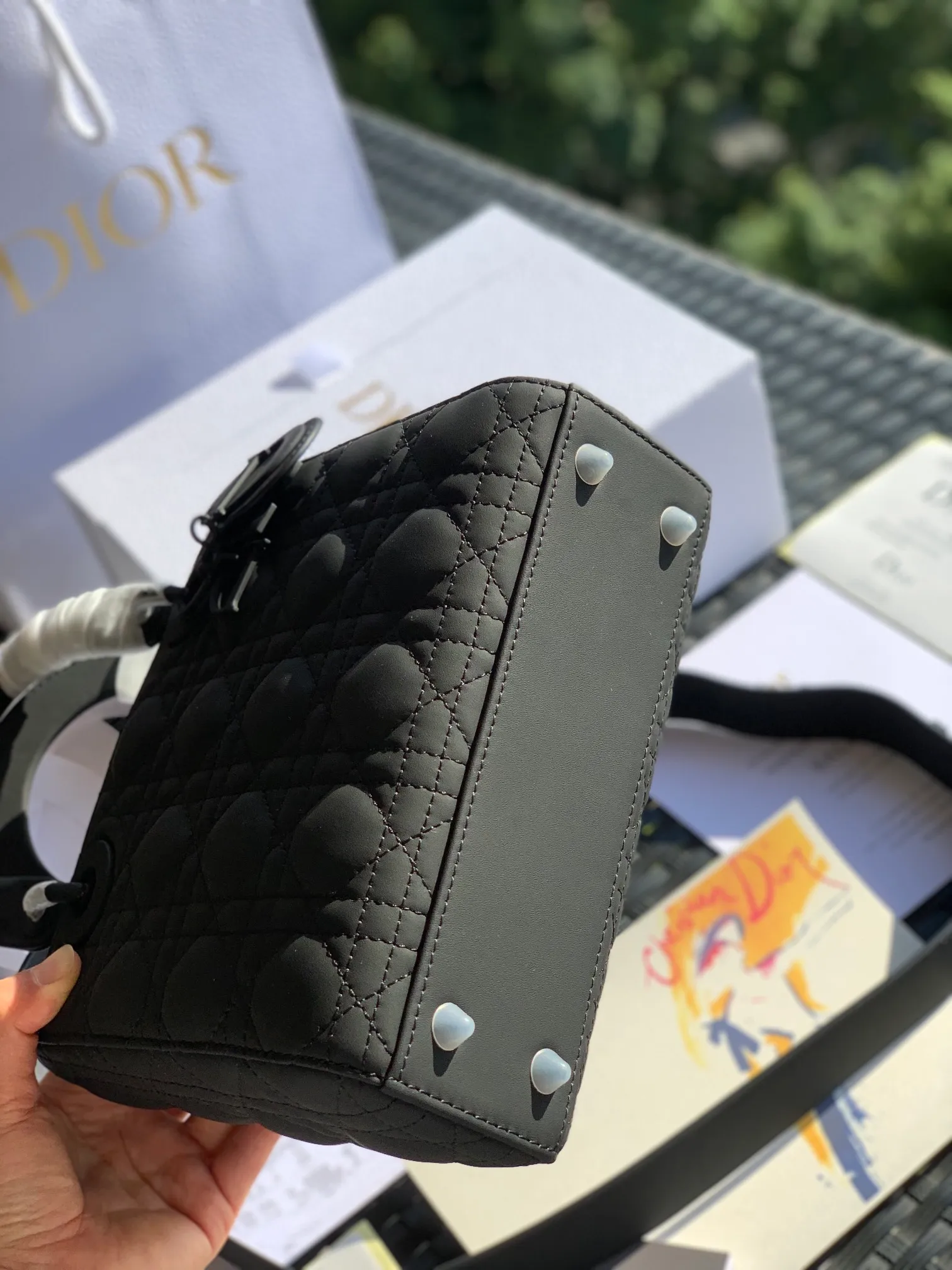 Top upgraded version 💰2000 Size 20x16.5x8CM If you want a larger capacity, you can choose the new Princess Diana bag 4 compartments frosted leather! ! Whether indoors or outdoors, the lighting is full of luxury! Compared with the old version of embroidery or patent leather, it is no more difficult to match! Hand-held directly from the elegant lady herself! Products from overseas original factory channels, European imported calfskin matte texture, original hardware paint process, classic seaming rhombus process, all details are consistent with the counter standard! Quality is trustworthy!
