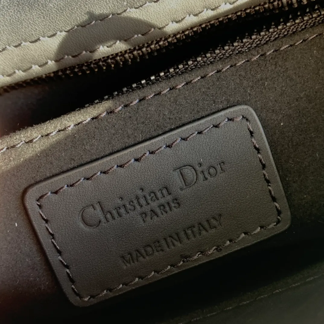 Top upgraded version 💰2000 Size 20x16.5x8CM If you want a larger capacity, you can choose the new Princess Diana bag 4 compartments frosted leather! ! Whether indoors or outdoors, the lighting is full of luxury! Compared with the old version of embroidery or patent leather, it is no more difficult to match! Hand-held directly from the elegant lady herself! Products from overseas original factory channels, European imported calfskin matte texture, original hardware paint process, classic seaming rhombus process, all details are consistent with the counter standard! Quality is trustworthy!