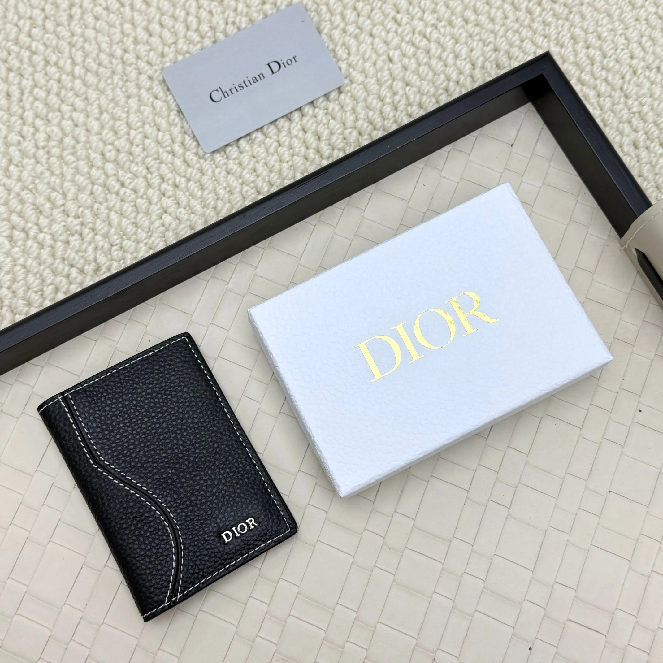 💰120💋Dior’s new bi-fold card holder is an elegant accessory that showcases Dior’s exquisite craftsmanship. Crafted from black inlaid grained calfskin, this card holder is detailed with beige and black Oblique print fabric details that accentuate the classic saddle silhouette. There are three card slots on each side and two compartments for storing bills and cash. Elegantly styled with a metal-clad brass Dior signature on the front, it fits easily into any pocket. Style number: H138 Size: 8.2*11.2cm