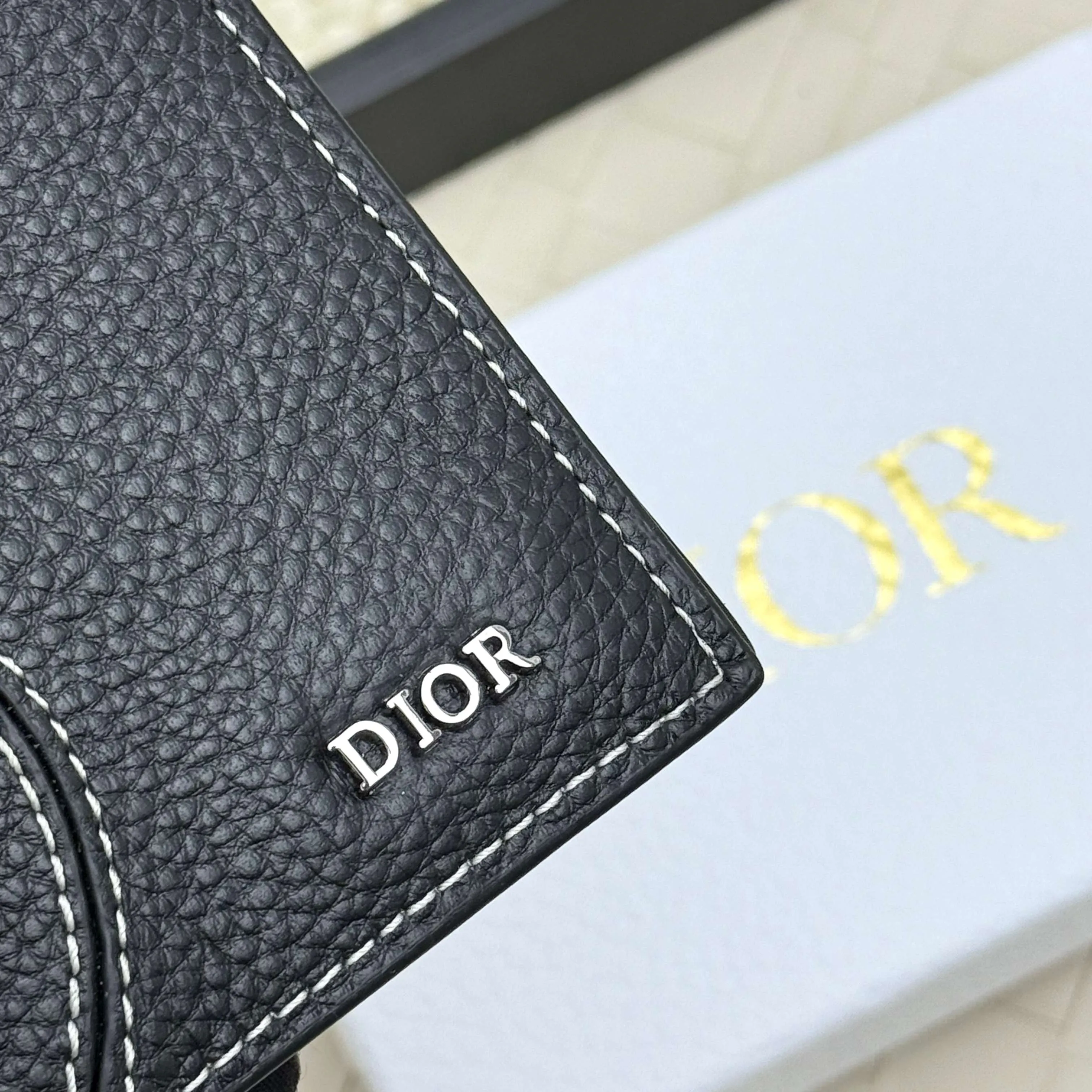 💰120💋Dior’s new bi-fold card holder is an elegant accessory that showcases Dior’s exquisite craftsmanship. Crafted from black inlaid grained calfskin, this card holder is detailed with beige and black Oblique print fabric details that accentuate the classic saddle silhouette. There are three card slots on each side and two compartments for storing bills and cash. Elegantly styled with a metal-clad brass Dior signature on the front, it fits easily into any pocket. Style number: H138 Size: 8.2*11.2cm