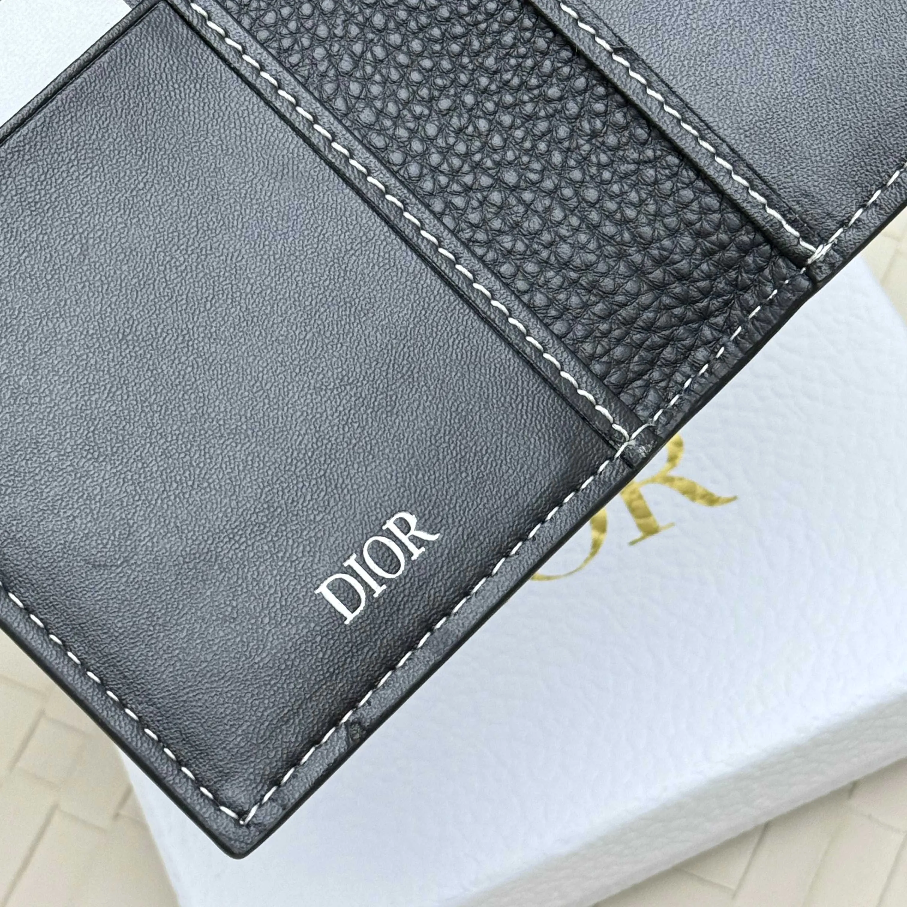 💰120💋Dior’s new bi-fold card holder is an elegant accessory that showcases Dior’s exquisite craftsmanship. Crafted from black inlaid grained calfskin, this card holder is detailed with beige and black Oblique print fabric details that accentuate the classic saddle silhouette. There are three card slots on each side and two compartments for storing bills and cash. Elegantly styled with a metal-clad brass Dior signature on the front, it fits easily into any pocket. Style number: H138 Size: 8.2*11.2cm