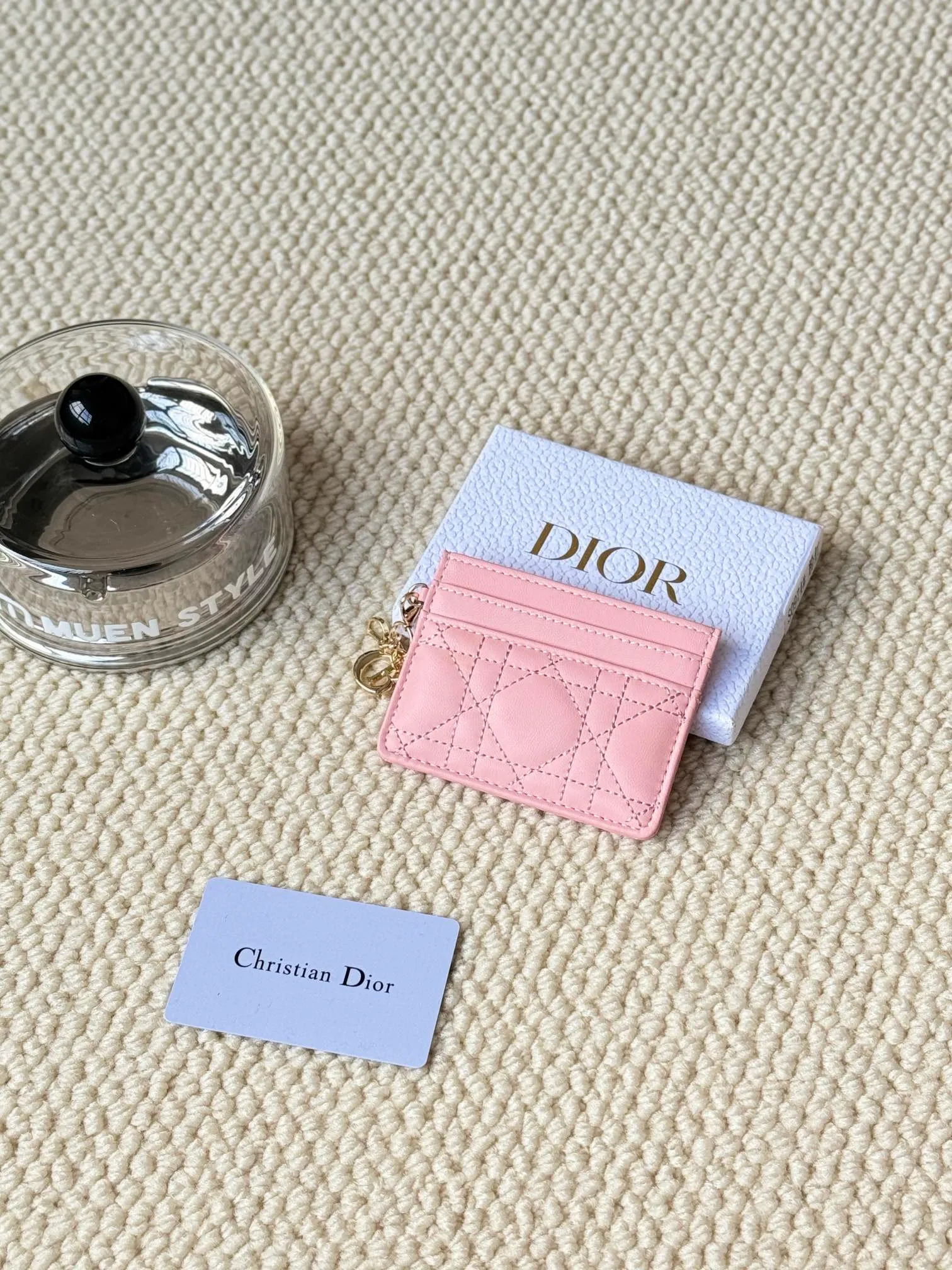 💰110LadyDior Sheepskin No.: S0974OVRB M81B T Lady Dior five-compartment card holder Product description: The color is as shown in the picture. This Lady Dior five-compartment card holder is new this season, elegant and practical. Crafted from cloudy blue patent cow leather, decorated with cannage pattern topstitching and embellished with a removable D.I.O.R. charm. Elegant and sophisticated, it has five card slots, suitable for various occasions, and can be combined with other Lady Dior