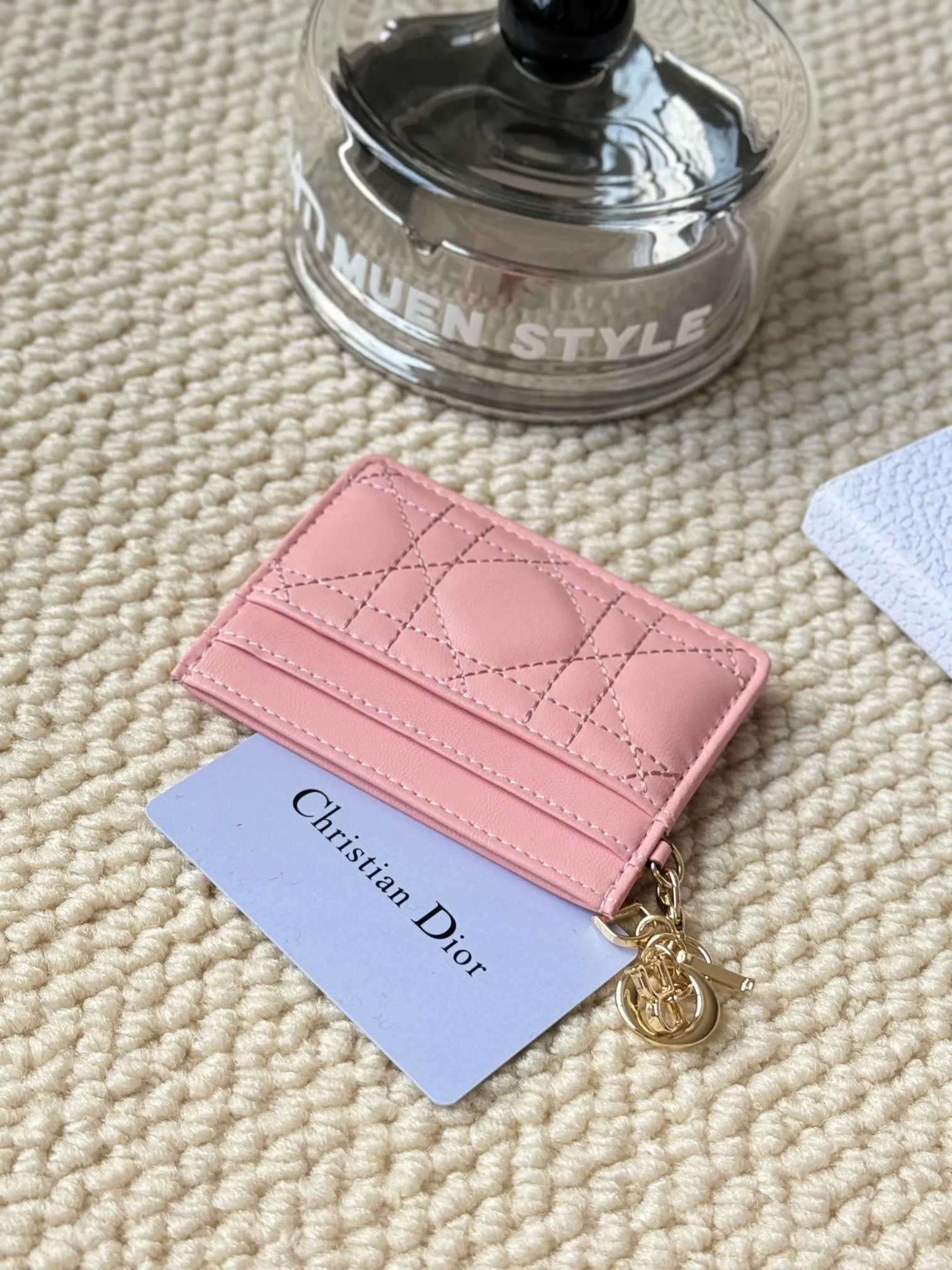 💰110LadyDior Sheepskin No.: S0974OVRB M81B T Lady Dior five-compartment card holder Product description: The color is as shown in the picture. This Lady Dior five-compartment card holder is new this season, elegant and practical. Crafted from cloudy blue patent cow leather, decorated with cannage pattern topstitching and embellished with a removable D.I.O.R. charm. Elegant and sophisticated, it has five card slots, suitable for various occasions, and can be combined with other Lady Dior