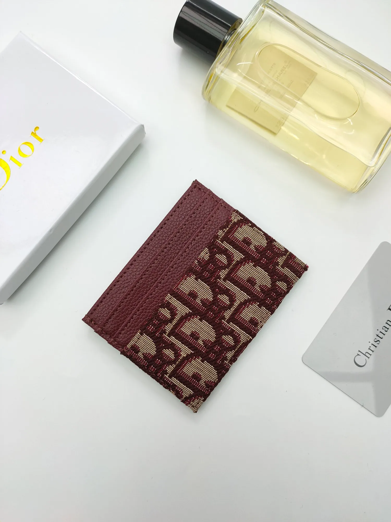 ￥90 [Rose] This Dior card holder is elegant and refined 😍 Carefully made of Dior jacquard fabric and cowhide [strong] decorated with Oblique print. There are 3 card slots on each side and 1 card slot on the top, which is exquisite and exquisite in shape. Style number: C135 Size: 10*8cm
