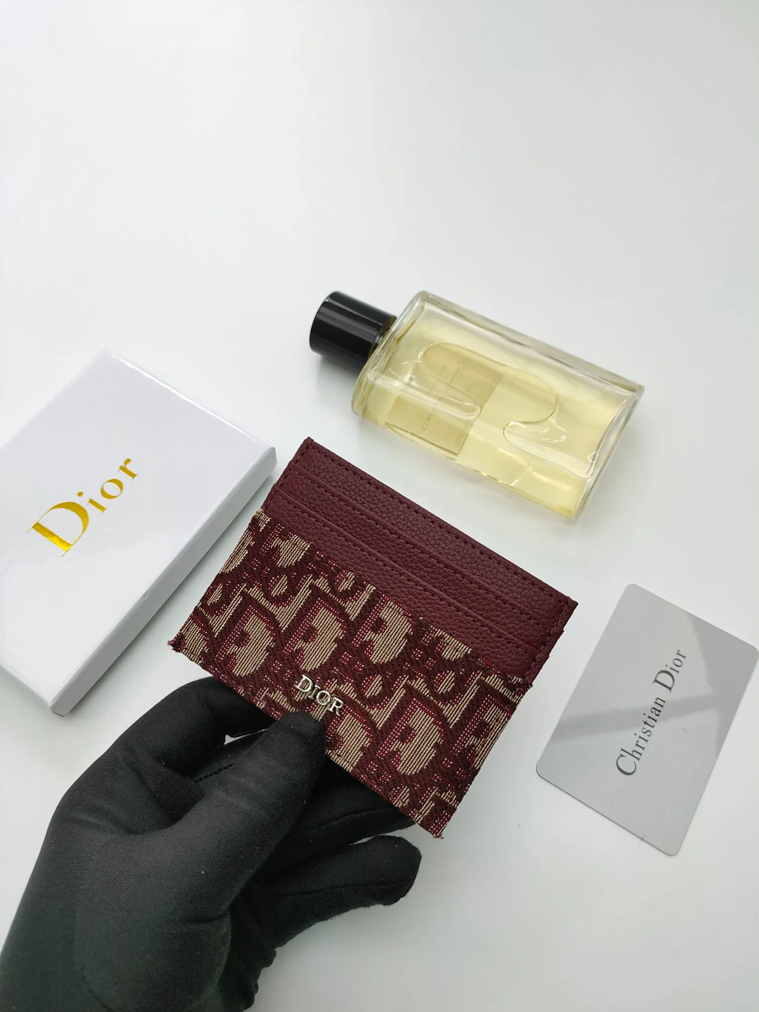 ￥90 [Rose] This Dior card holder is elegant and refined 😍 Carefully made of Dior jacquard fabric and cowhide [strong] decorated with Oblique print. There are 3 card slots on each side and 1 card slot on the top, which is exquisite and exquisite in shape. Style number: C135 Size: 10*8cm