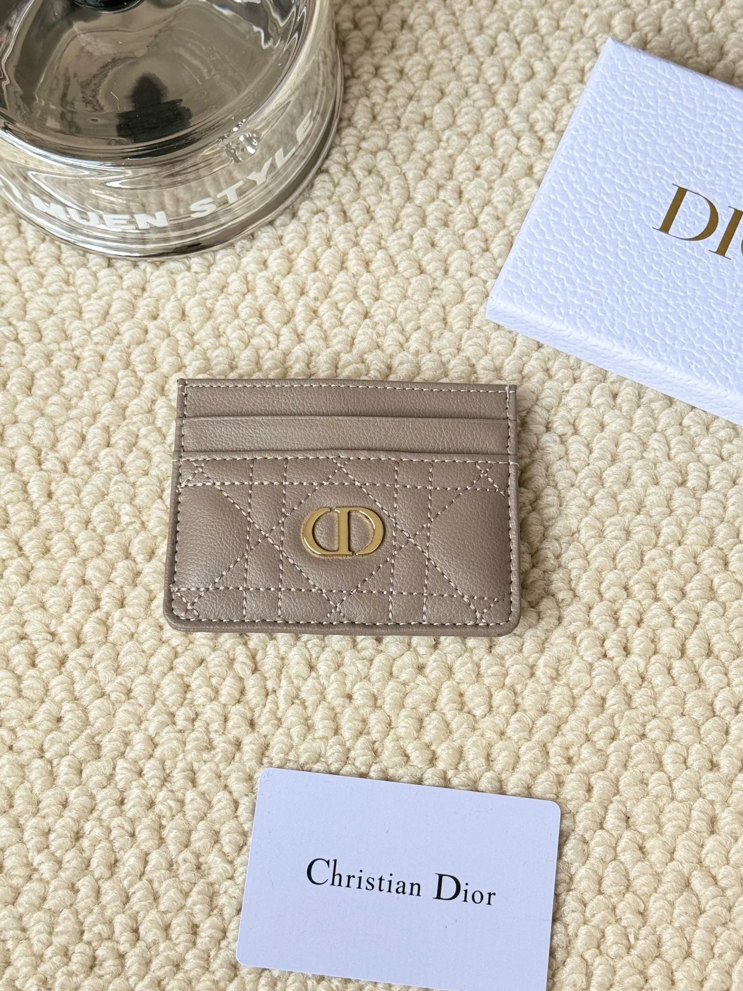 💰110 No.: S5130 Carefully crafted from soft cowhide, decorated with cannage pattern topstitching and embellished with the "CD" logo on the front. Elegant and sophisticated, it has five card slots and is suitable for various occasions. Size: 10.5*7.5cm Dior Caro five-compartment card holder is a new product this season, elegant and practical.