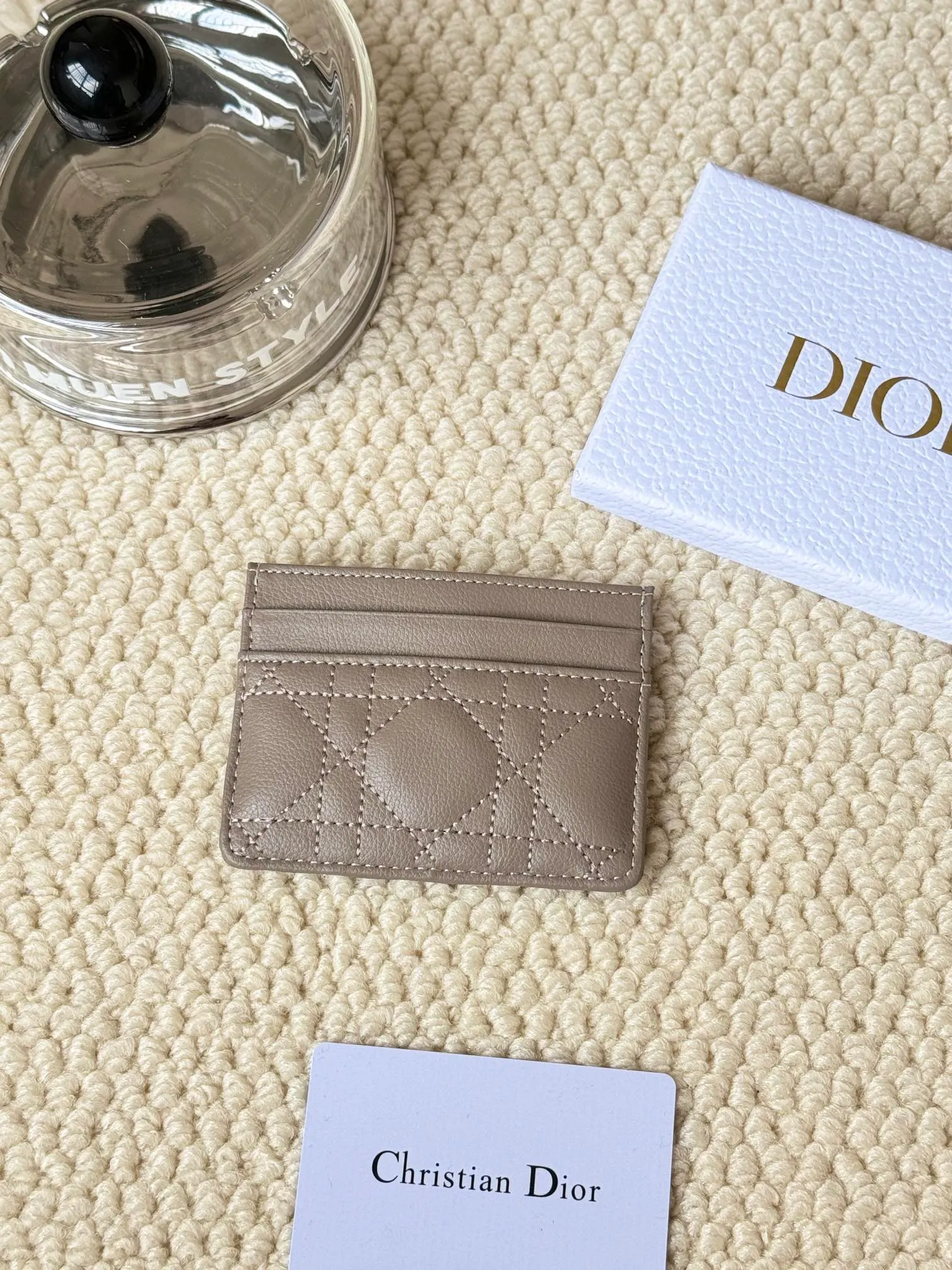 💰110 No.: S5130 Carefully crafted from soft cowhide, decorated with cannage pattern topstitching and embellished with the "CD" logo on the front. Elegant and sophisticated, it has five card slots and is suitable for various occasions. Size: 10.5*7.5cm Dior Caro five-compartment card holder is a new product this season, elegant and practical.