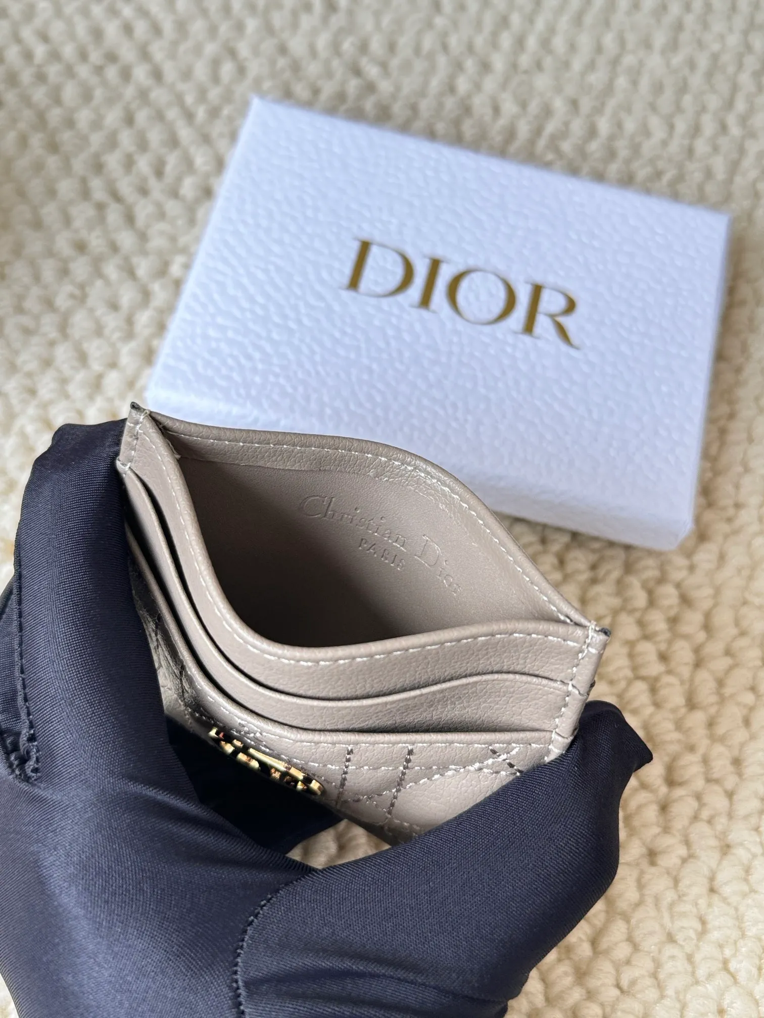 💰110 No.: S5130 Carefully crafted from soft cowhide, decorated with cannage pattern topstitching and embellished with the "CD" logo on the front. Elegant and sophisticated, it has five card slots and is suitable for various occasions. Size: 10.5*7.5cm Dior Caro five-compartment card holder is a new product this season, elegant and practical.