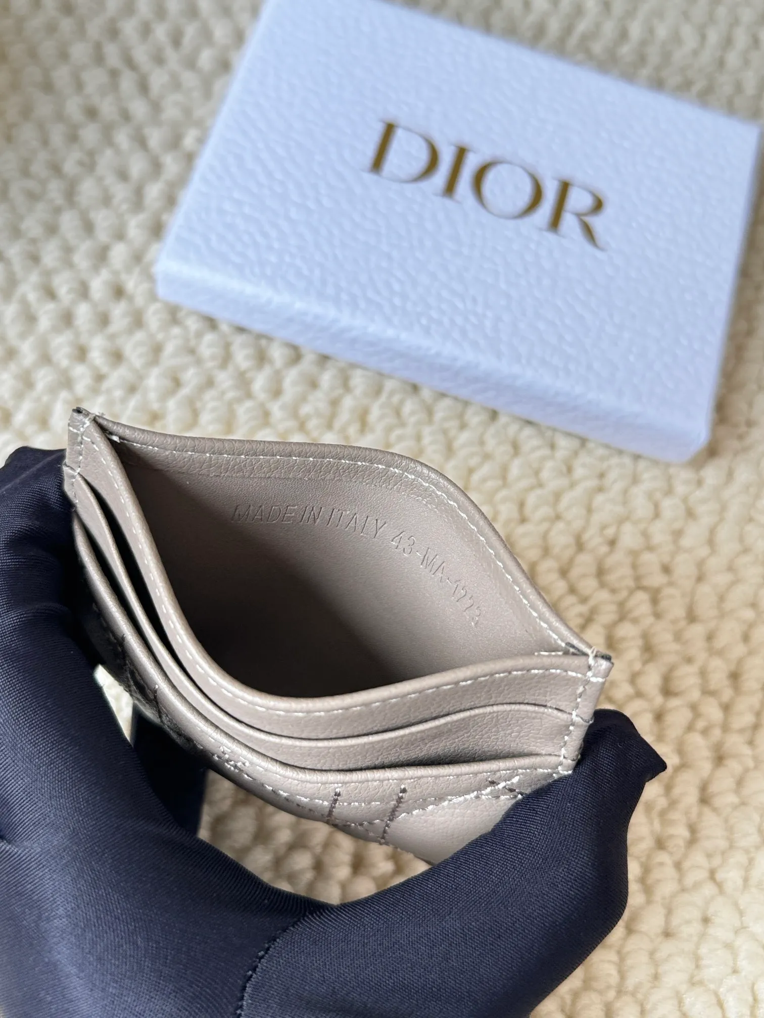 💰110 No.: S5130 Carefully crafted from soft cowhide, decorated with cannage pattern topstitching and embellished with the "CD" logo on the front. Elegant and sophisticated, it has five card slots and is suitable for various occasions. Size: 10.5*7.5cm Dior Caro five-compartment card holder is a new product this season, elegant and practical.