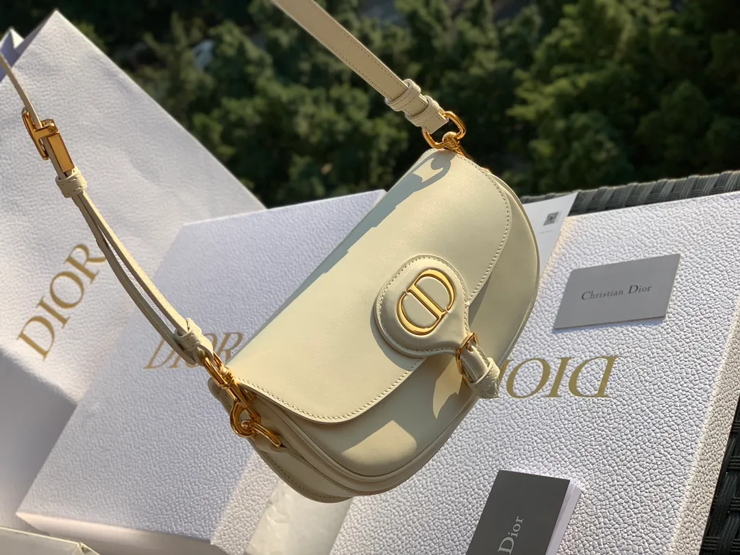 Top upgraded version 💰1560 Size: 22 x 13 x 5 CM milky white bobby underarm bag! Products from overseas channels, original raw materials, great texture! This Dior Bobby East-West crescent handbag is a new item this season. It is carefully made of milky white smooth cow leather. The suede lining adds a soft texture. I love it from the bag shape to the leather texture. The shoulder strap is detachable and can easily be used as a multi-purpose bag. It can be used as a shoulder bag, a cross-body bag, or a clutch bag. It is versatile with the concave shape. The style is as simple and high-end as ever, and it is simply a must-have for exquisite and elegant women!