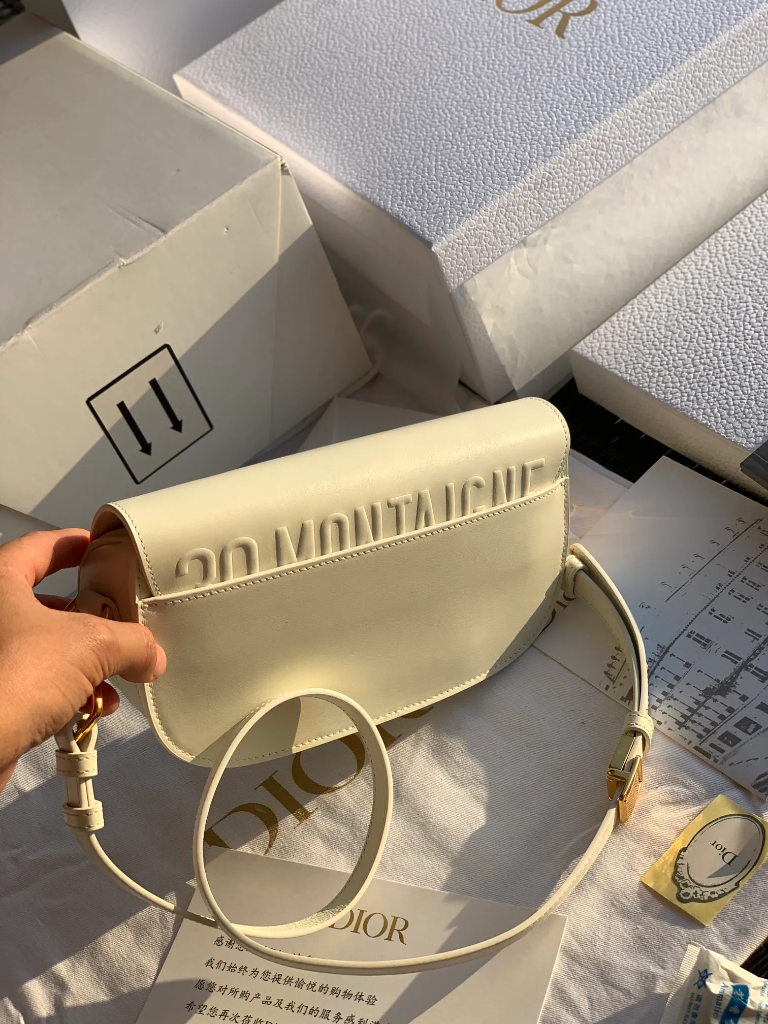 Top upgraded version 💰1560 Size: 22 x 13 x 5 CM milky white bobby underarm bag! Products from overseas channels, original raw materials, great texture! This Dior Bobby East-West crescent handbag is a new item this season. It is carefully made of milky white smooth cow leather. The suede lining adds a soft texture. I love it from the bag shape to the leather texture. The shoulder strap is detachable and can easily be used as a multi-purpose bag. It can be used as a shoulder bag, a cross-body bag, or a clutch bag. It is versatile with the concave shape. The style is as simple and high-end as ever, and it is simply a must-have for exquisite and elegant women!