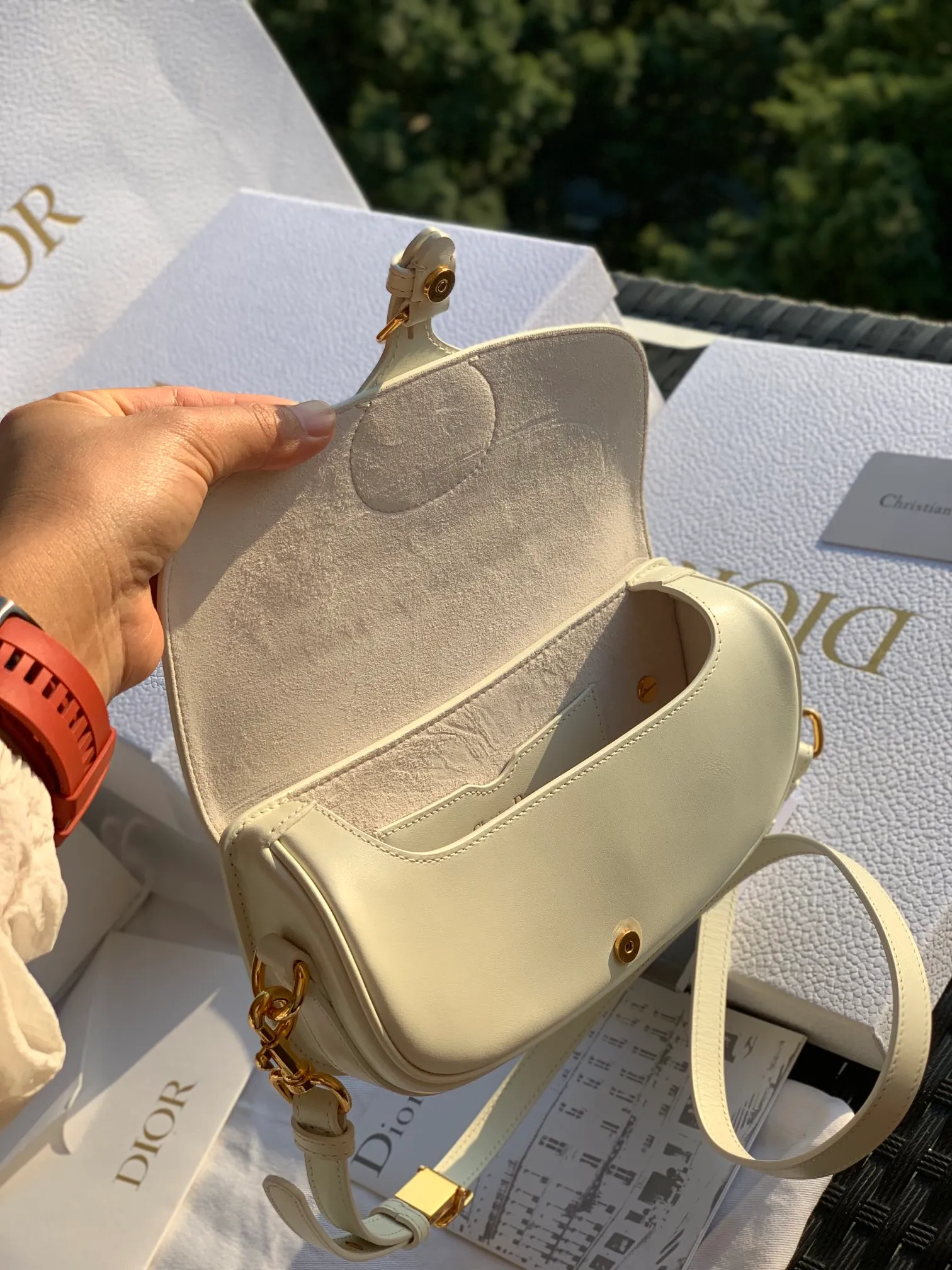 Top upgraded version 💰1560 Size: 22 x 13 x 5 CM milky white bobby underarm bag! Products from overseas channels, original raw materials, great texture! This Dior Bobby East-West crescent handbag is a new item this season. It is carefully made of milky white smooth cow leather. The suede lining adds a soft texture. I love it from the bag shape to the leather texture. The shoulder strap is detachable and can easily be used as a multi-purpose bag. It can be used as a shoulder bag, a cross-body bag, or a clutch bag. It is versatile with the concave shape. The style is as simple and high-end as ever, and it is simply a must-have for exquisite and elegant women!