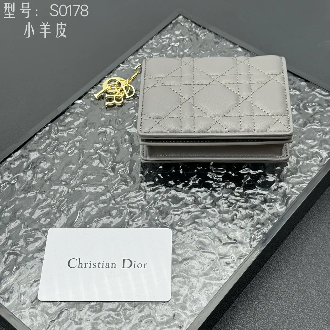 💰160 💎Upgraded original version🇫🇷 𝑫𝒊𝒐𝒓Authentic products available at counters💌Top quality# With picture box Exclusive real shot# Built-in small sachet💕 This Lady Dior 5 grid card holder is decorated with classic cannage pattern topstitching, paying tribute to the exquisite craftsmanship of Dior craftsmen. Carefully crafted from bright patent leather on the outside + sheepskin on the inside, it is compact and practical and can store a variety of daily necessities. This 5-compartment card holder is decorated with a removable "D.I.O.R." charm and has a strap snap closure so it can be paired with other Lady Dior pieces for a coordinated look. ·Detachable "D.I.O.R." charm ·Front strap snap closure ·5 compartments sewn with triangular gussets Dior patent leather card bag multi-layered accordion design. Practical and beautiful at the same time. Can store many cards. Style number: S0178NMJ-M900. Size: 10.4×7×2cm