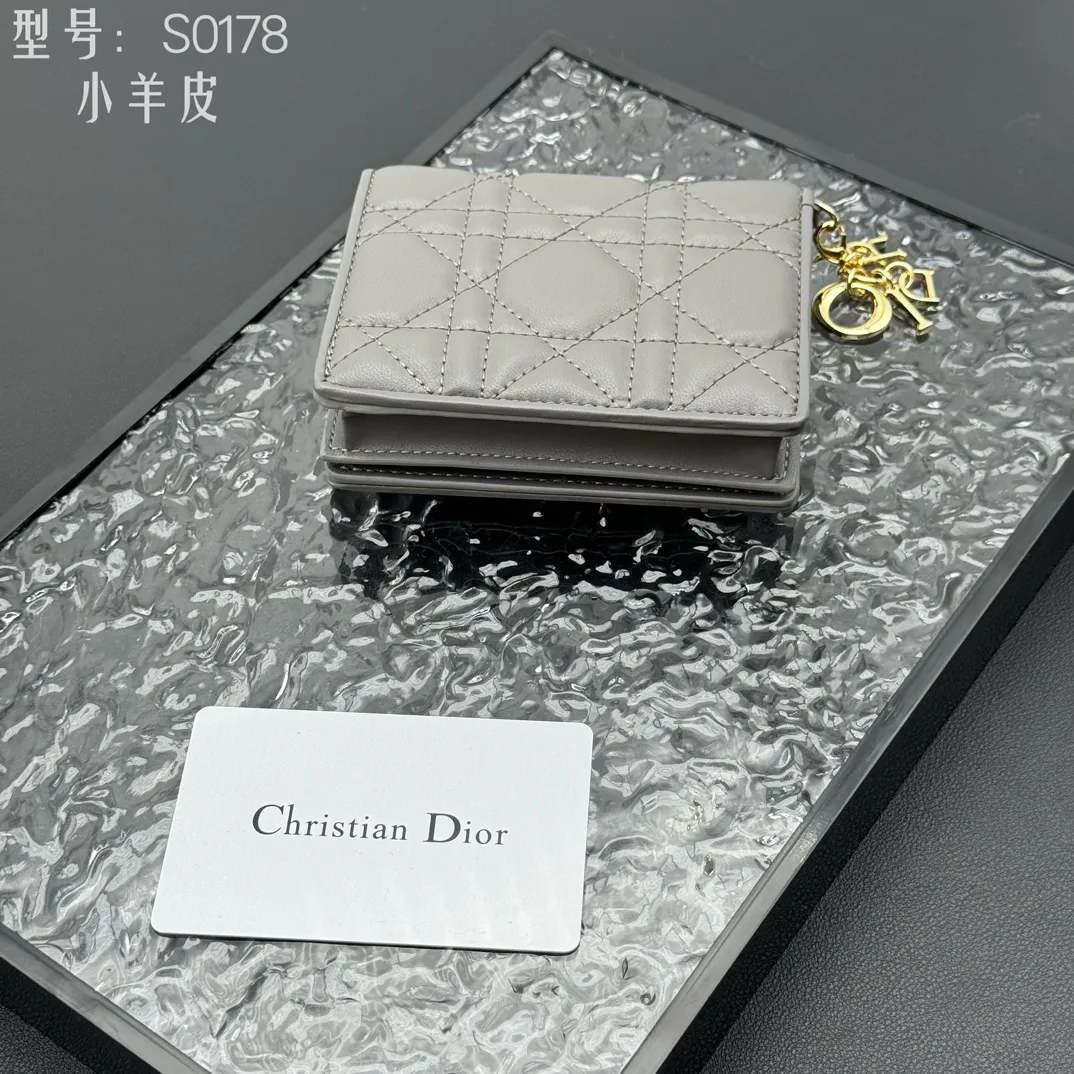 💰160 💎Upgraded original version🇫🇷 𝑫𝒊𝒐𝒓Authentic products available at counters💌Top quality# With picture box Exclusive real shot# Built-in small sachet💕 This Lady Dior 5 grid card holder is decorated with classic cannage pattern topstitching, paying tribute to the exquisite craftsmanship of Dior craftsmen. Carefully crafted from bright patent leather on the outside + sheepskin on the inside, it is compact and practical and can store a variety of daily necessities. This 5-compartment card holder is decorated with a removable "D.I.O.R." charm and has a strap snap closure so it can be paired with other Lady Dior pieces for a coordinated look. ·Detachable "D.I.O.R." charm ·Front strap snap closure ·5 compartments sewn with triangular gussets Dior patent leather card bag multi-layered accordion design. Practical and beautiful at the same time. Can store many cards. Style number: S0178NMJ-M900. Size: 10.4×7×2cm