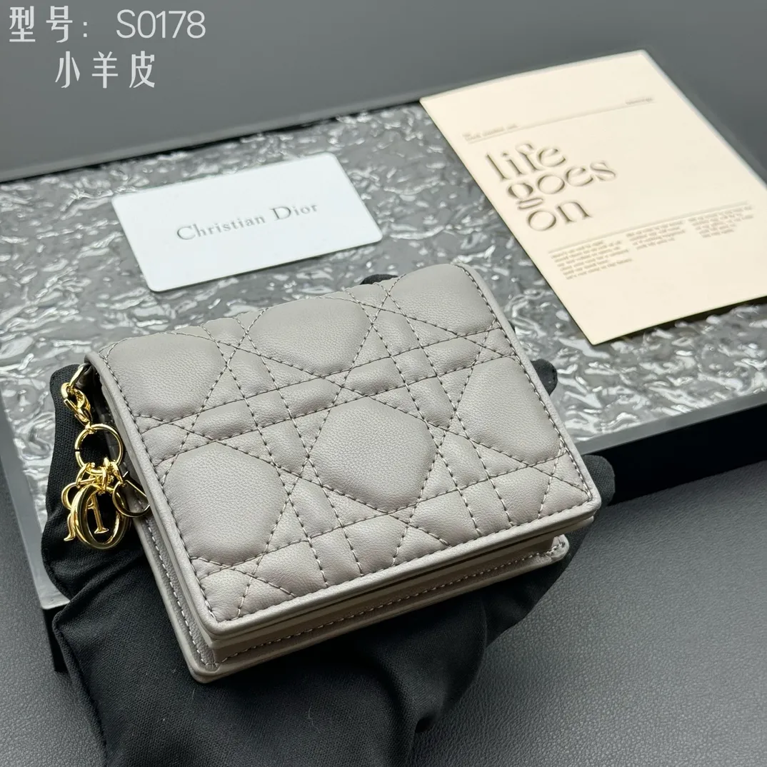 💰160 💎Upgraded original version🇫🇷 𝑫𝒊𝒐𝒓Authentic products available at counters💌Top quality# With picture box Exclusive real shot# Built-in small sachet💕 This Lady Dior 5 grid card holder is decorated with classic cannage pattern topstitching, paying tribute to the exquisite craftsmanship of Dior craftsmen. Carefully crafted from bright patent leather on the outside + sheepskin on the inside, it is compact and practical and can store a variety of daily necessities. This 5-compartment card holder is decorated with a removable "D.I.O.R." charm and has a strap snap closure so it can be paired with other Lady Dior pieces for a coordinated look. ·Detachable "D.I.O.R." charm ·Front strap snap closure ·5 compartments sewn with triangular gussets Dior patent leather card bag multi-layered accordion design. Practical and beautiful at the same time. Can store many cards. Style number: S0178NMJ-M900. Size: 10.4×7×2cm