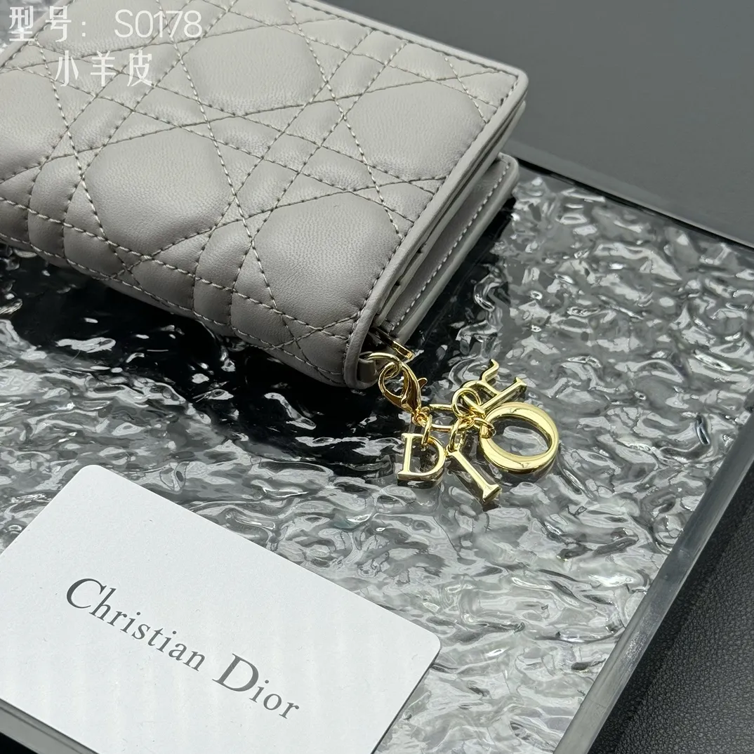 💰160 💎Upgraded original version🇫🇷 𝑫𝒊𝒐𝒓Authentic products available at counters💌Top quality# With picture box Exclusive real shot# Built-in small sachet💕 This Lady Dior 5 grid card holder is decorated with classic cannage pattern topstitching, paying tribute to the exquisite craftsmanship of Dior craftsmen. Carefully crafted from bright patent leather on the outside + sheepskin on the inside, it is compact and practical and can store a variety of daily necessities. This 5-compartment card holder is decorated with a removable "D.I.O.R." charm and has a strap snap closure so it can be paired with other Lady Dior pieces for a coordinated look. ·Detachable "D.I.O.R." charm ·Front strap snap closure ·5 compartments sewn with triangular gussets Dior patent leather card bag multi-layered accordion design. Practical and beautiful at the same time. Can store many cards. Style number: S0178NMJ-M900. Size: 10.4×7×2cm