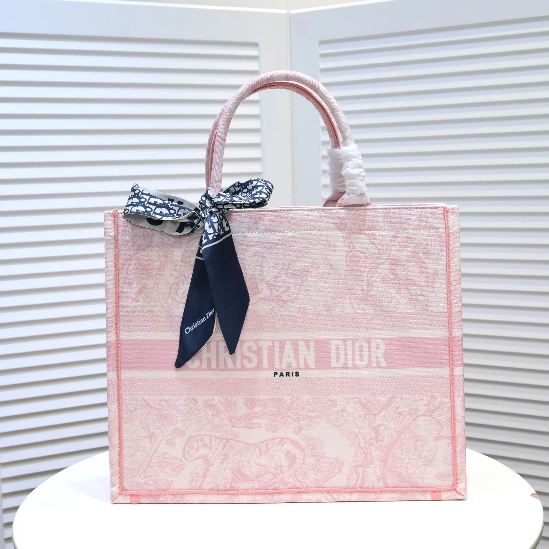 💰360￥With silk scarf, large size🔥 embroidered edge🔜Dior new shopping bag at Dior counter! Counters are updated simultaneously! Limited edition of the same style as the stars! Super stylish! Imported fabric👍high-end quality! You can go in and out of the counters at will without any pressure! The first choice for going out with super large capacity👍 Model: 8033 Size: 41*14*32cm