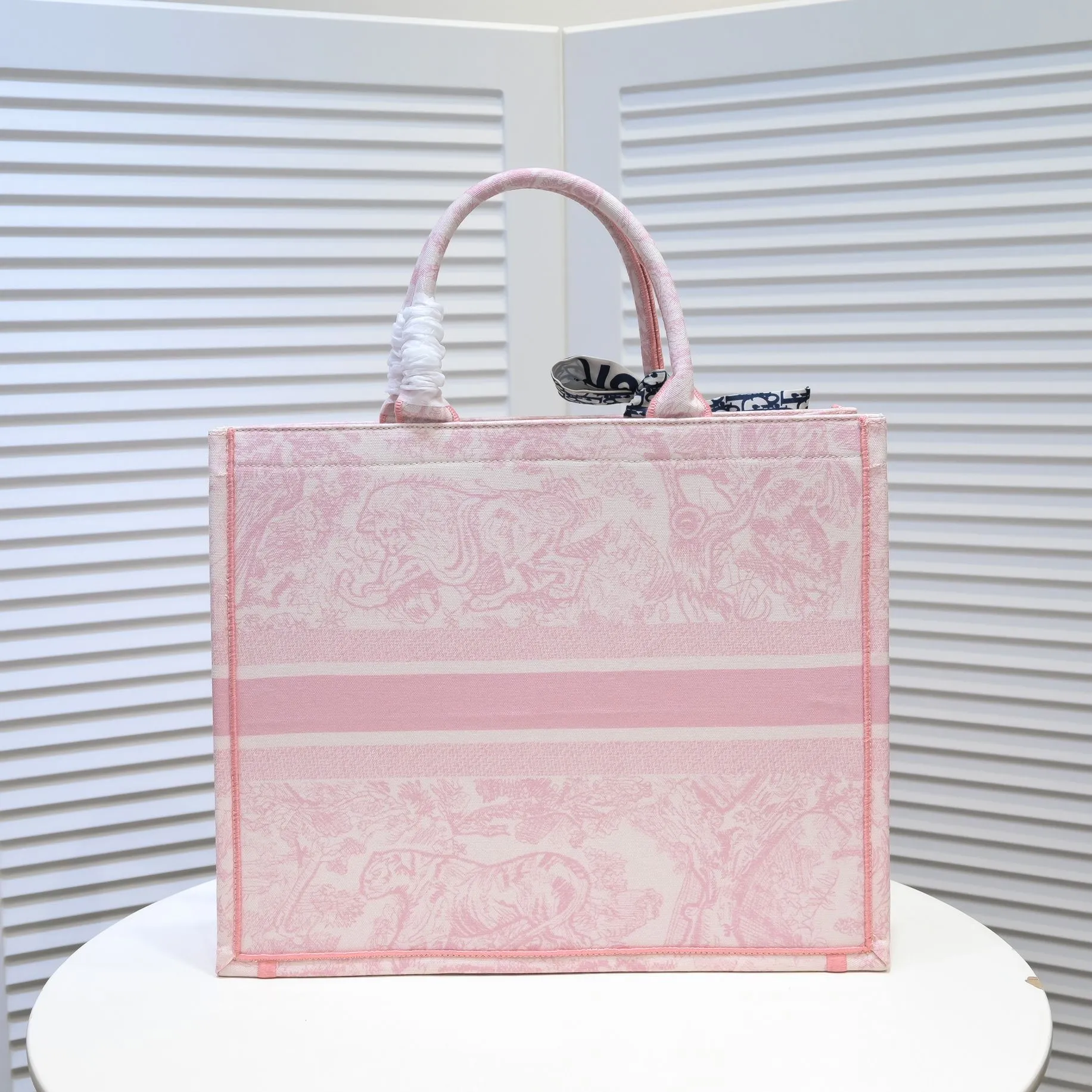 💰360￥With silk scarf, large size🔥 embroidered edge🔜Dior new shopping bag at Dior counter! Counters are updated simultaneously! Limited edition of the same style as the stars! Super stylish! Imported fabric👍high-end quality! You can go in and out of the counters at will without any pressure! The first choice for going out with super large capacity👍 Model: 8033 Size: 41*14*32cm