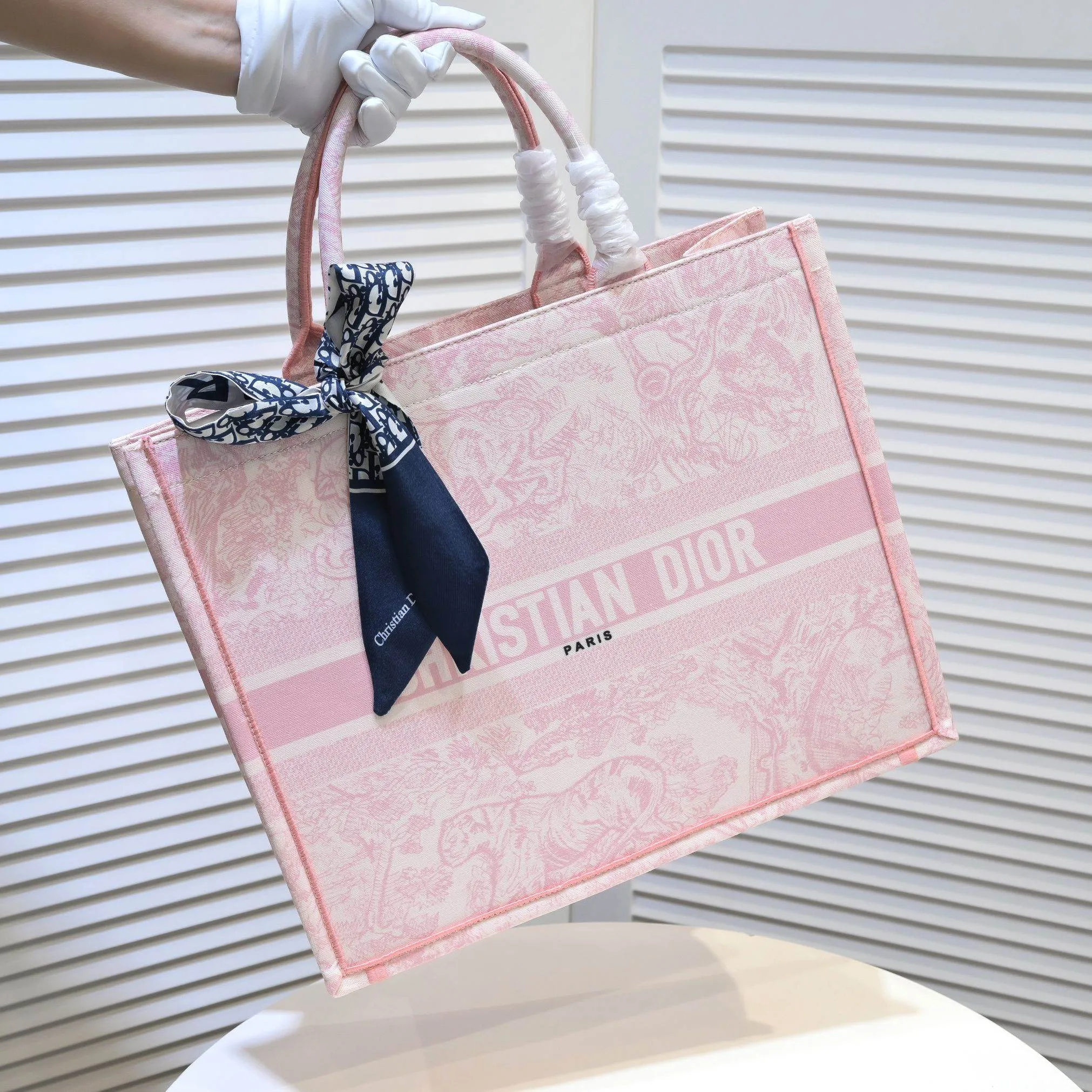 💰360￥With silk scarf, large size🔥 embroidered edge🔜Dior new shopping bag at Dior counter! Counters are updated simultaneously! Limited edition of the same style as the stars! Super stylish! Imported fabric👍high-end quality! You can go in and out of the counters at will without any pressure! The first choice for going out with super large capacity👍 Model: 8033 Size: 41*14*32cm