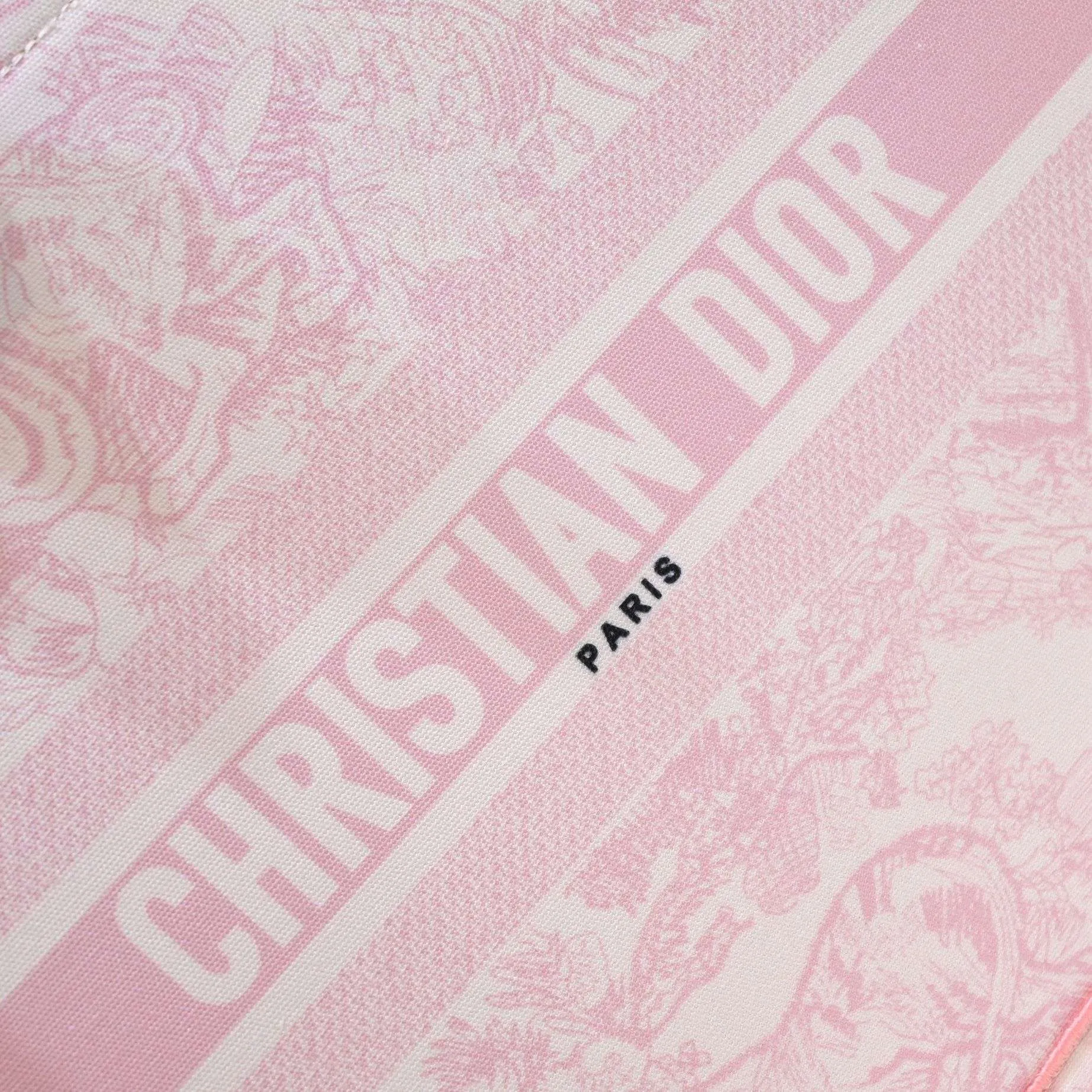 💰360￥With silk scarf, large size🔥 embroidered edge🔜Dior new shopping bag at Dior counter! Counters are updated simultaneously! Limited edition of the same style as the stars! Super stylish! Imported fabric👍high-end quality! You can go in and out of the counters at will without any pressure! The first choice for going out with super large capacity👍 Model: 8033 Size: 41*14*32cm