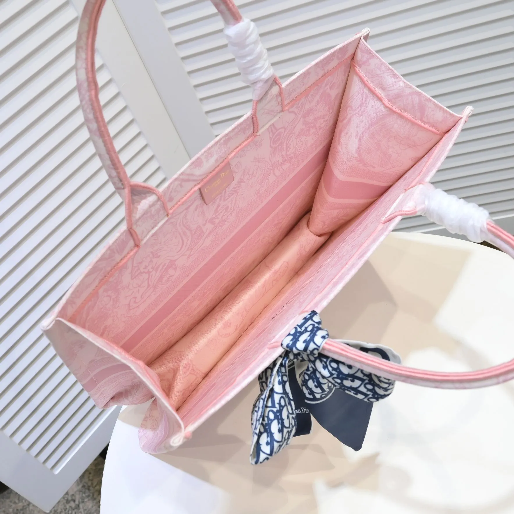 💰360￥With silk scarf, large size🔥 embroidered edge🔜Dior new shopping bag at Dior counter! Counters are updated simultaneously! Limited edition of the same style as the stars! Super stylish! Imported fabric👍high-end quality! You can go in and out of the counters at will without any pressure! The first choice for going out with super large capacity👍 Model: 8033 Size: 41*14*32cm