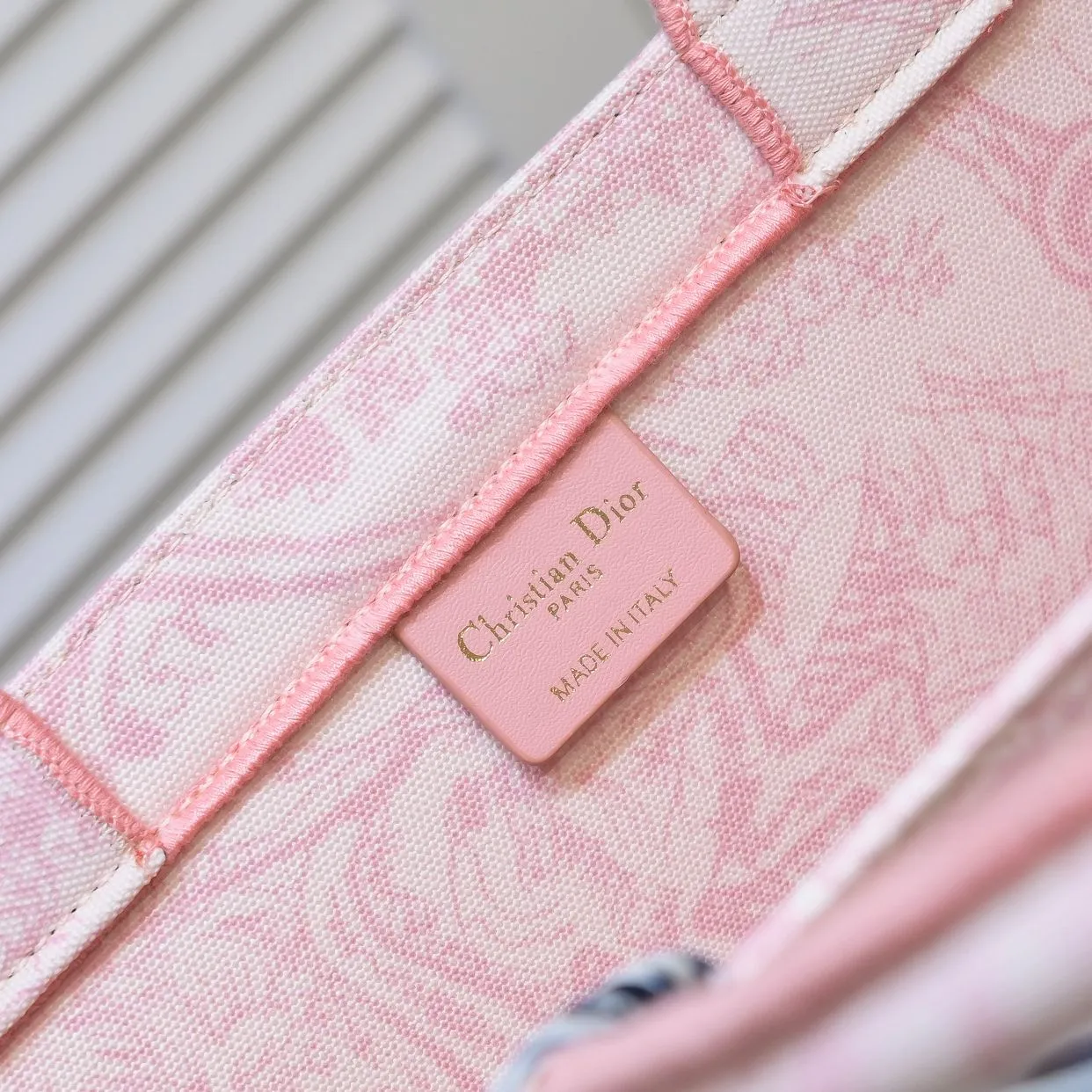 💰360￥With silk scarf, large size🔥 embroidered edge🔜Dior new shopping bag at Dior counter! Counters are updated simultaneously! Limited edition of the same style as the stars! Super stylish! Imported fabric👍high-end quality! You can go in and out of the counters at will without any pressure! The first choice for going out with super large capacity👍 Model: 8033 Size: 41*14*32cm