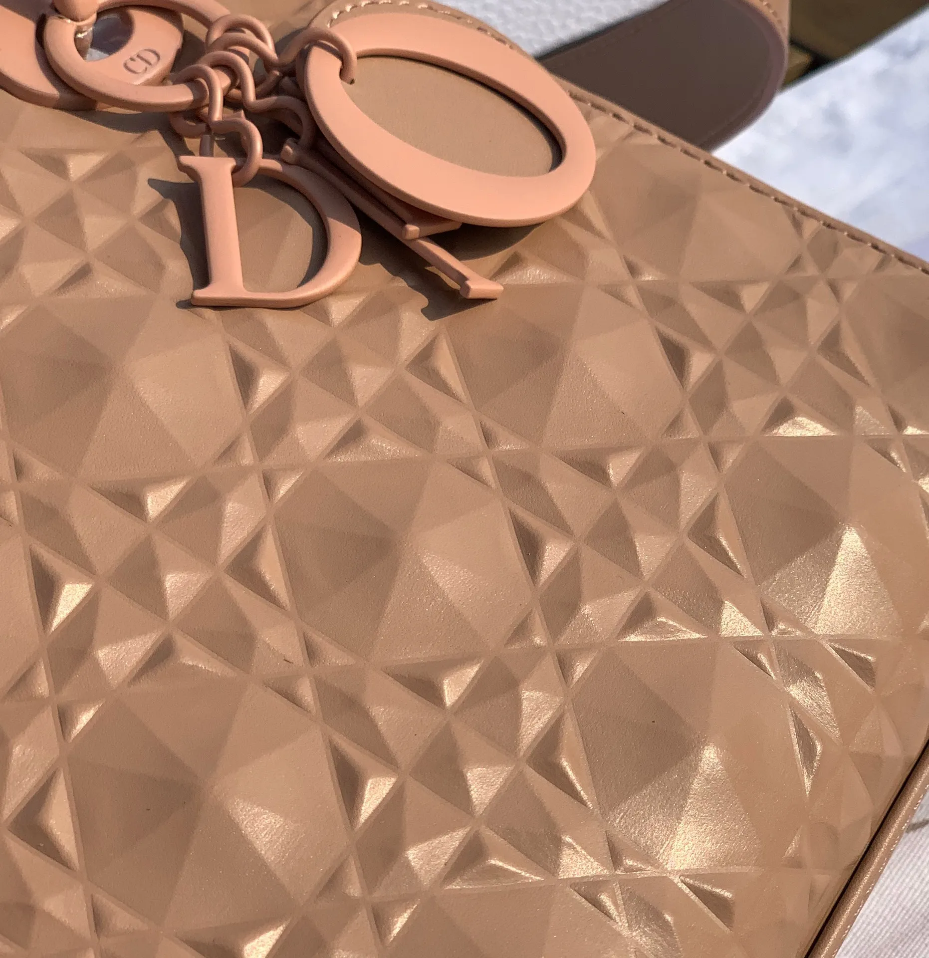 ❗️❗️❗️Free shipping with SF Express for year-end events❗️❗️❗️💰2000 Size 20-17-8cm Four-frame rose pink Exclusive channel 2022 spring and summer series launched Diamond Cannage The diamond cannage series handbags use an embossing process to create an undulating diamond-cut cannage pattern on the calfskin, and are paired with matte hardware of the same color, giving the bag a texture like a marble sculpture.